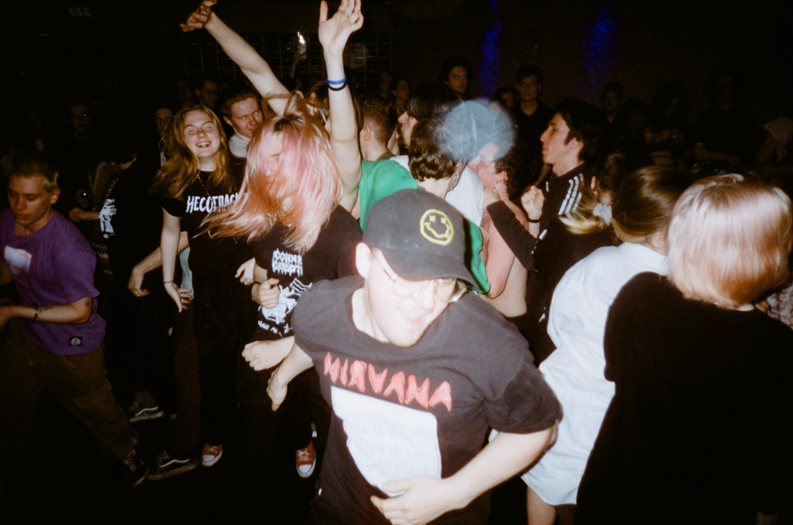 Липкий пол [книга]. Аня белка — художница и фотограф