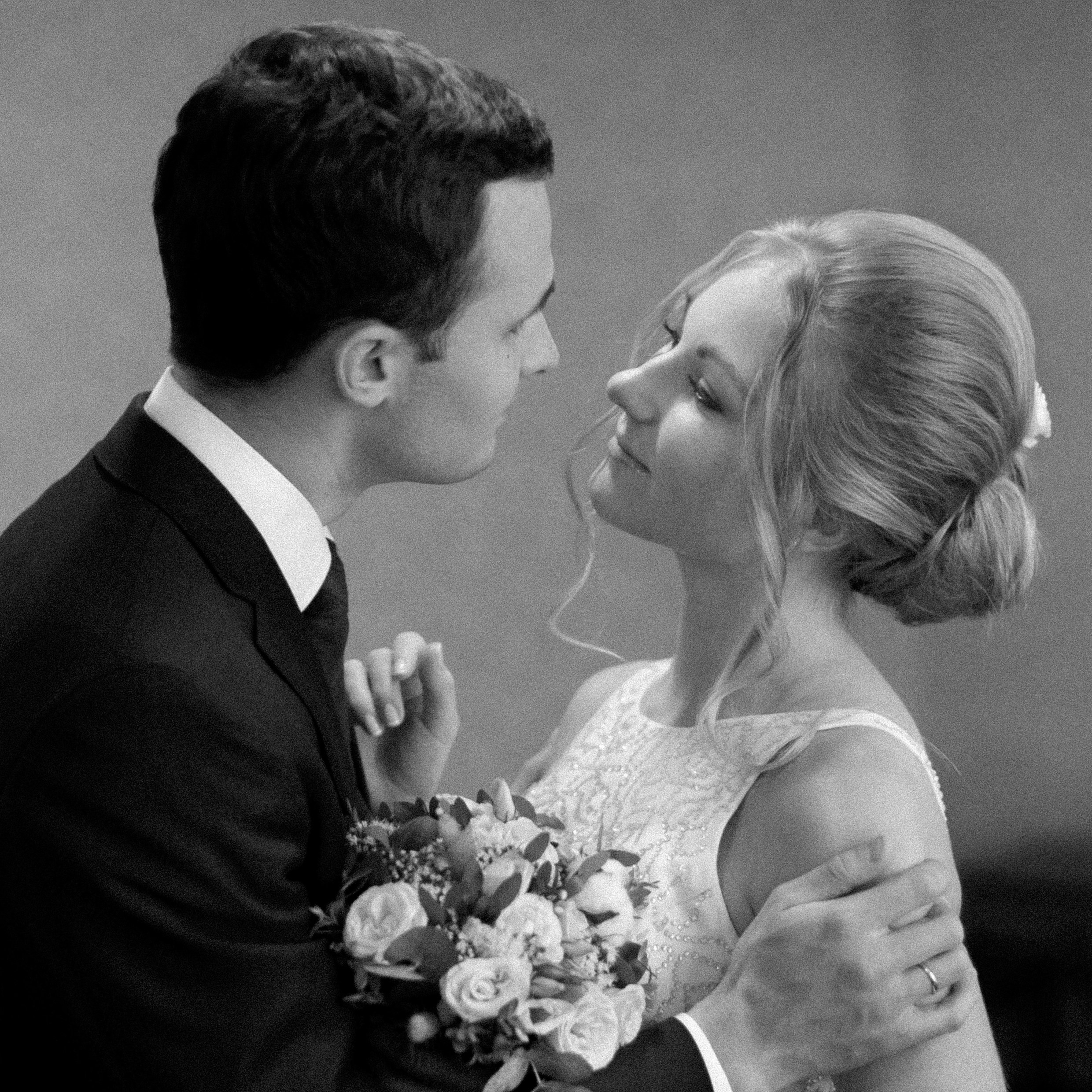 Свадебная церемония в Сызрани — трогательный момент молодожёнов