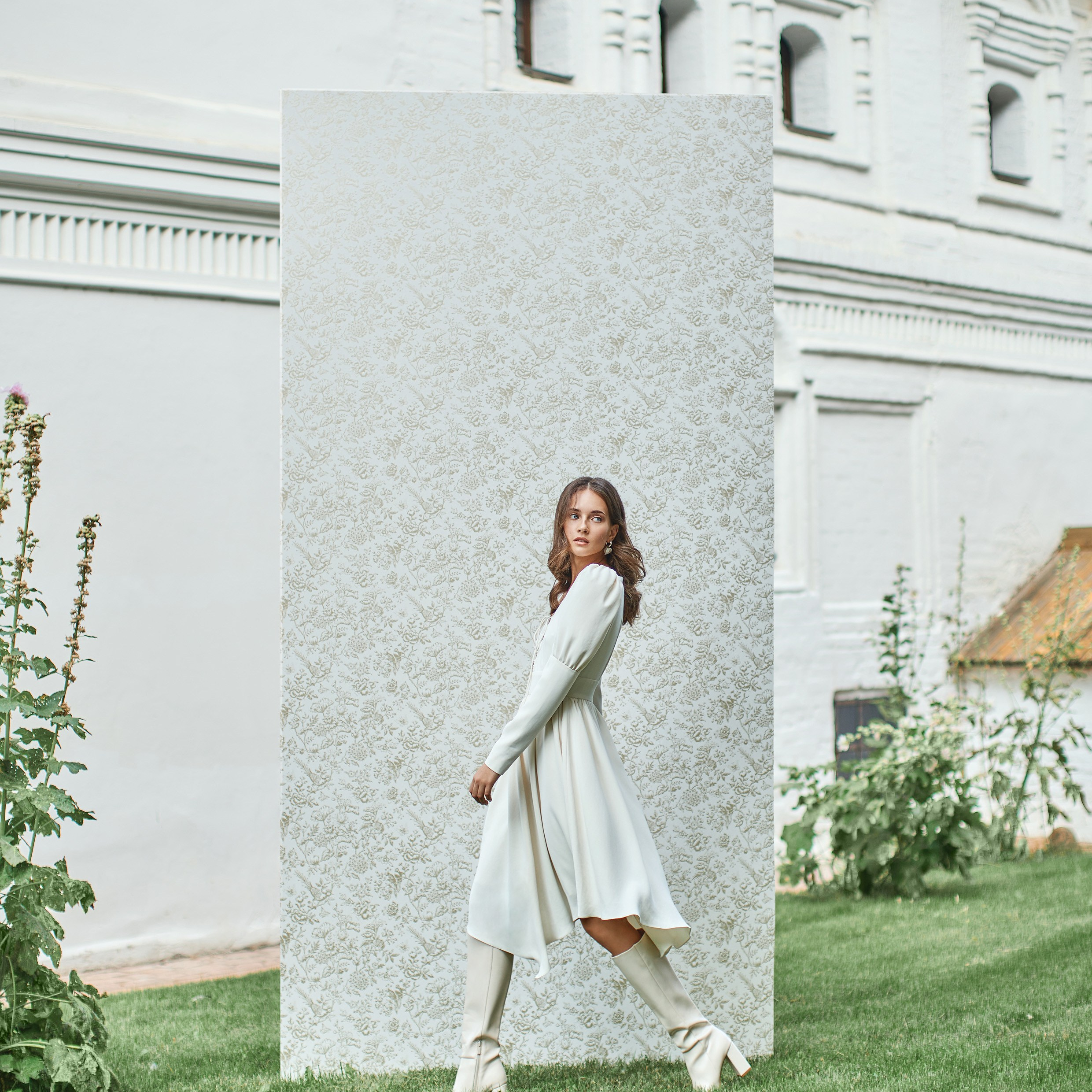 Коллекции обоев и панно бренда Loymina. L. Deco интерьерный салон. Краски/обои/лепной декор