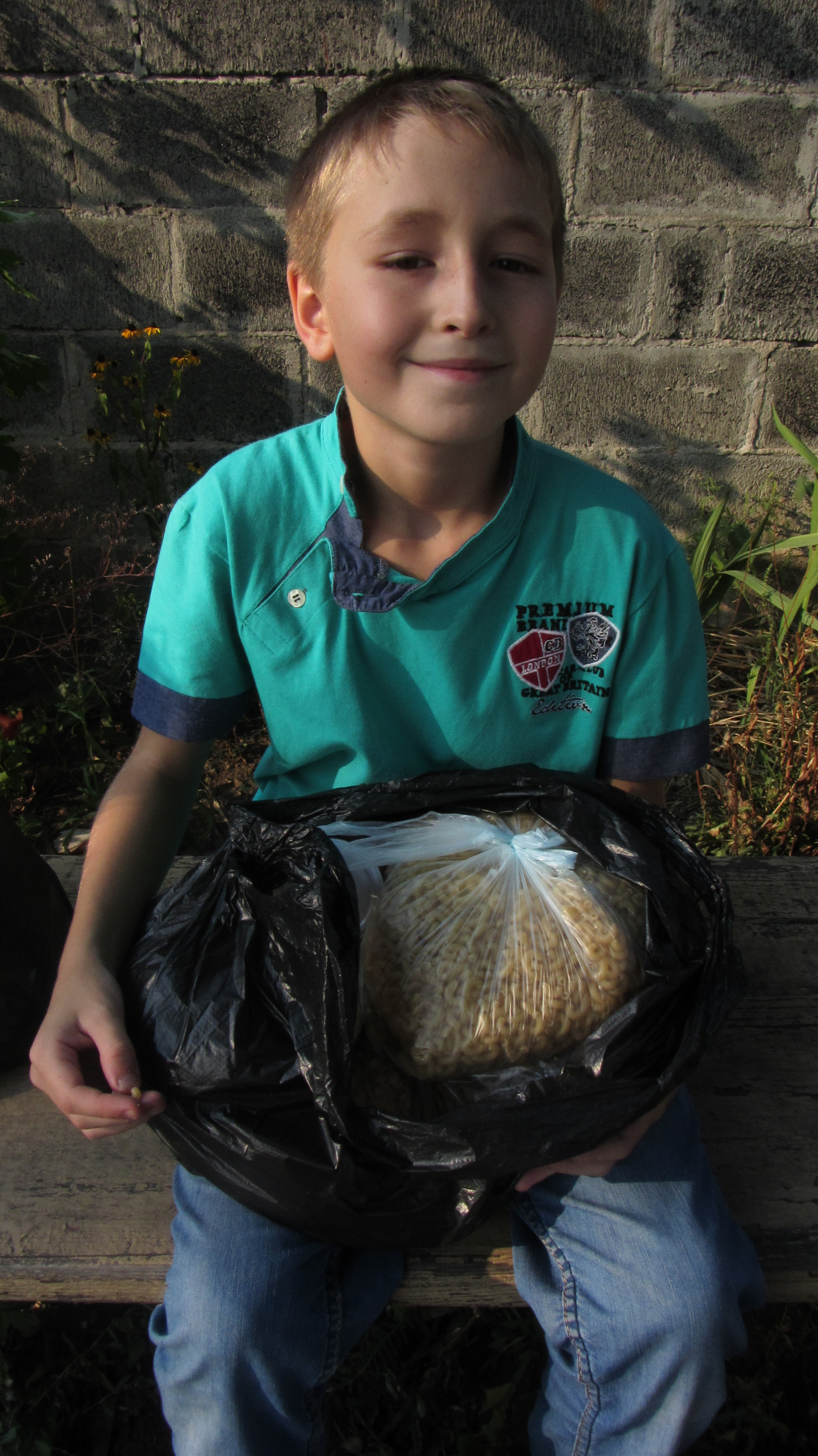 5 сентября около 50 донецких детей получили гуманитарную помощь. Пища для Жизни