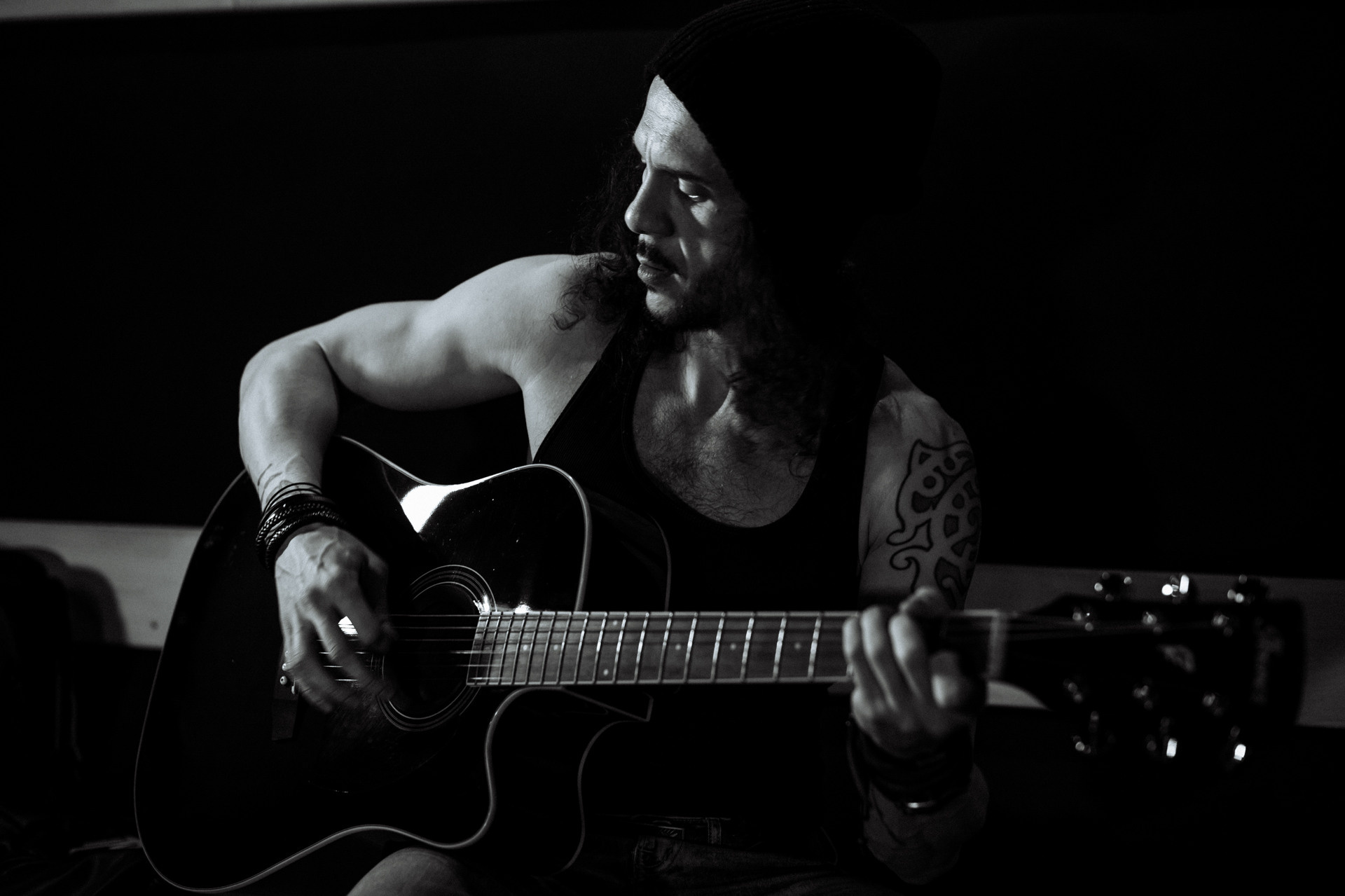 Рок-музыкант из Курска играет на гитаре