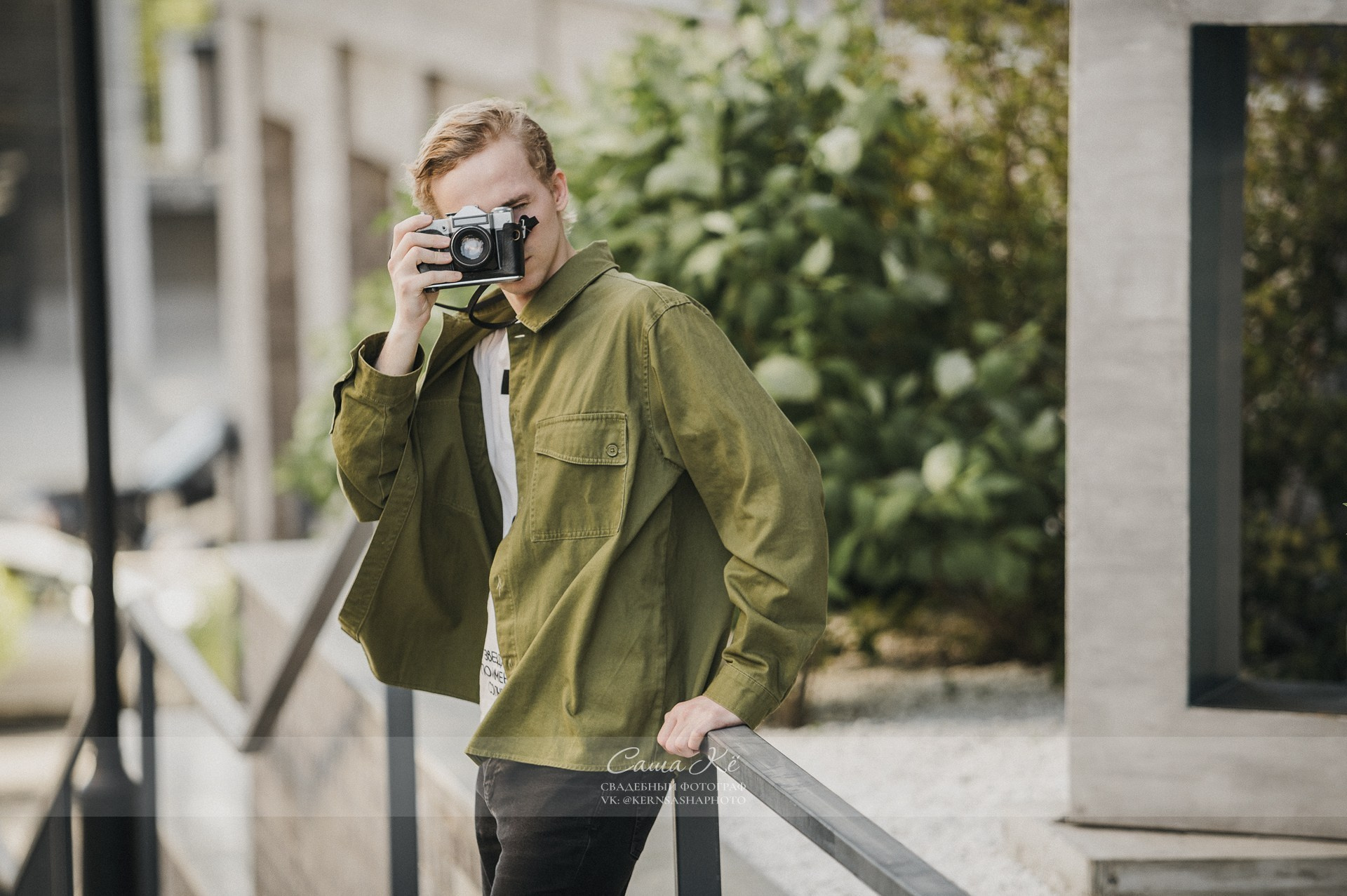 Семейная фотосессия в Новосибирске: игра детей на зеленом лужайке.