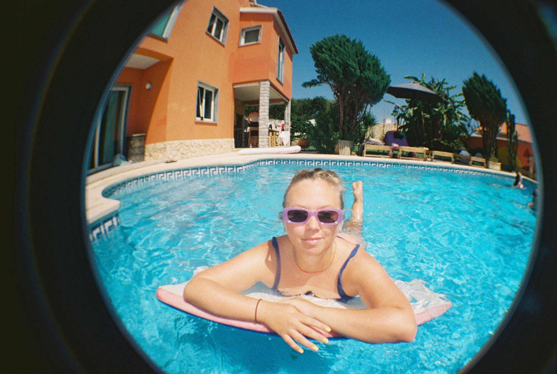 Компания Lomography добавила оранжевый «Papaya Pop». Фотограф — видеограф в Москве Дмитрий Менделеев