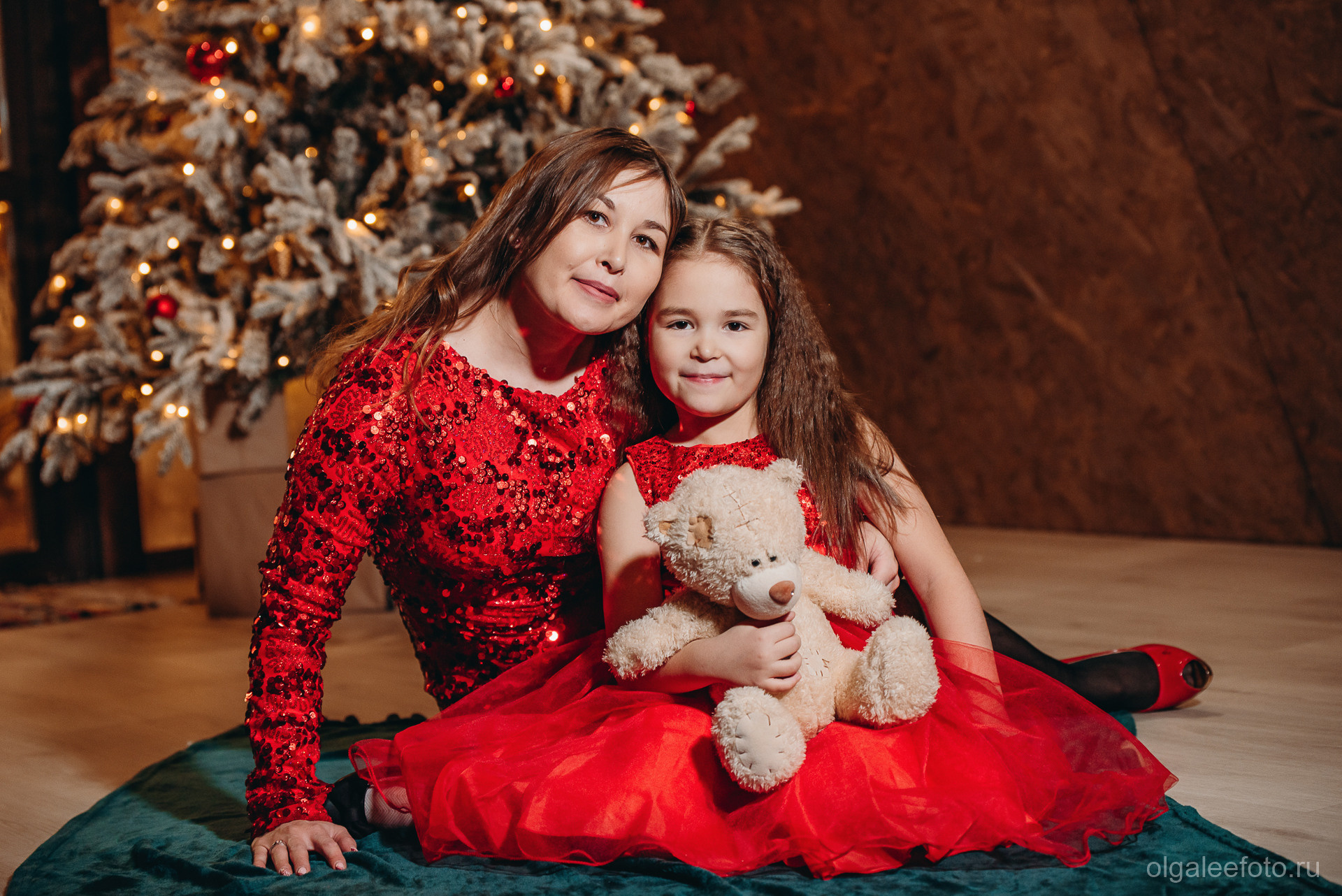 Новогодняя фотосессия для всей семьи в Иркутске Мама с дочкой с красных нарядных платьях