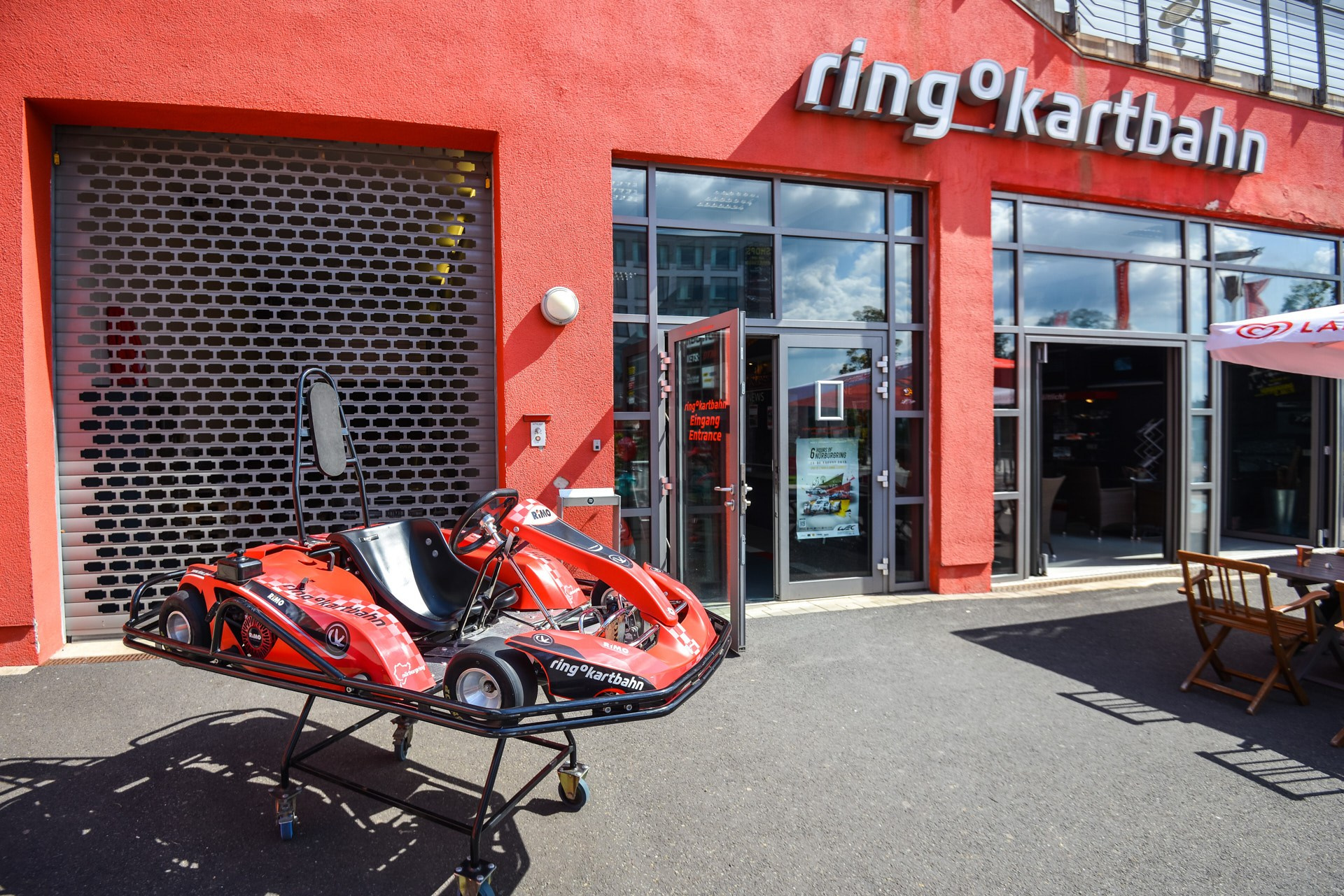 Nürburgring ( Нюрбургринг, в дальнейшем — просто Ринг ), без сомнения, является самой известной гоночной трассой в мире