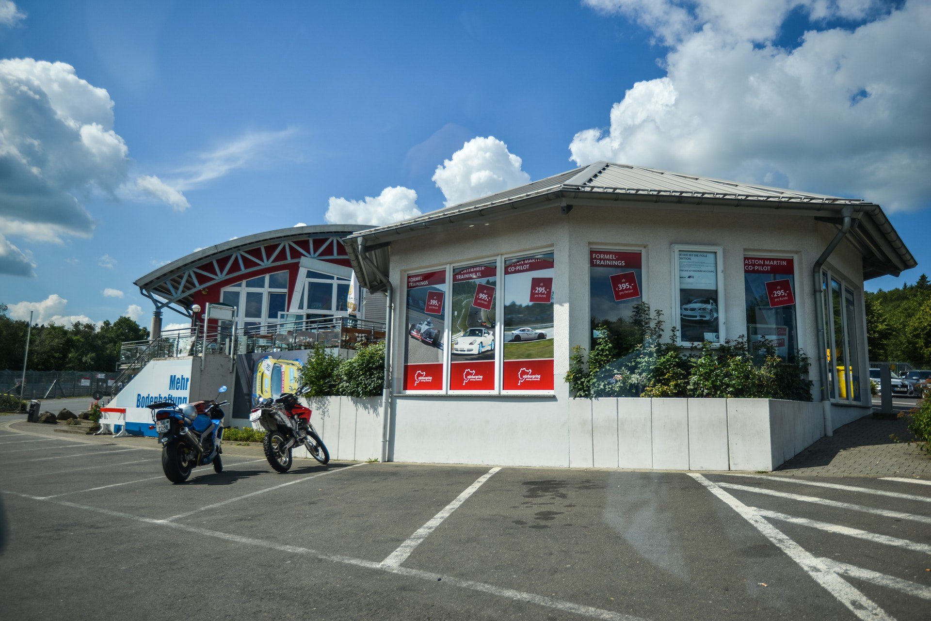 Nürburgring ( Нюрбургринг, в дальнейшем — просто Ринг ), без сомнения, является самой известной гоночной трассой в мире