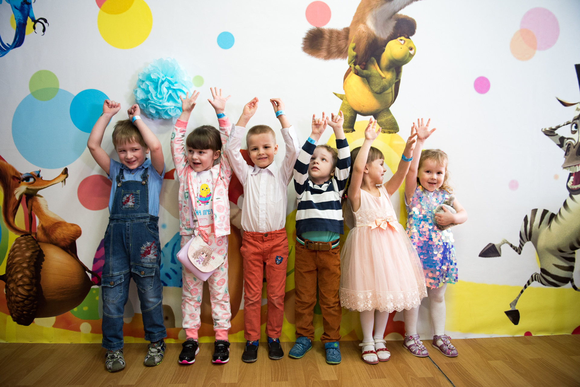 Общая фотография детей на детском дне рождения