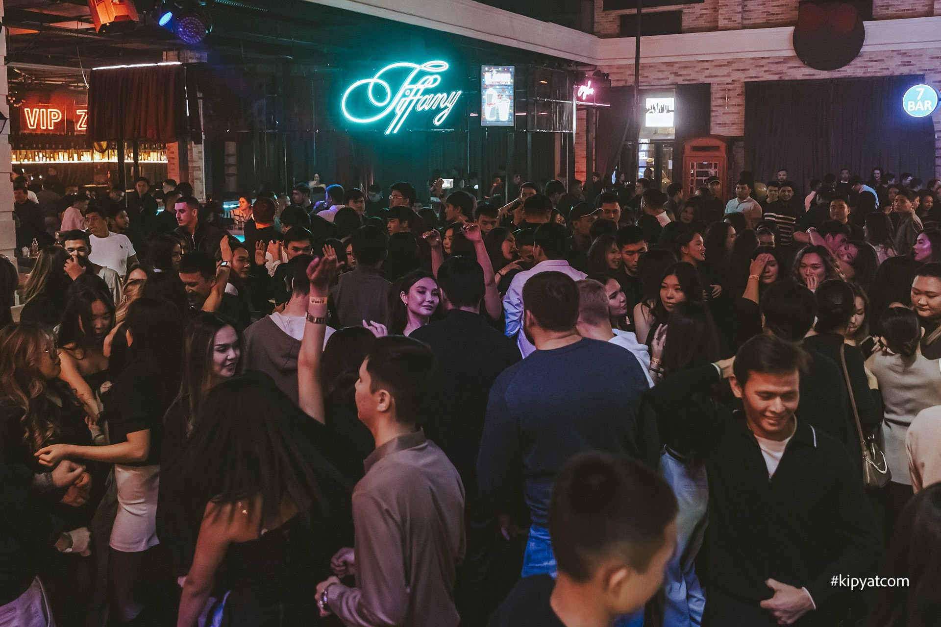 Zima gallery. Астана Кипятком