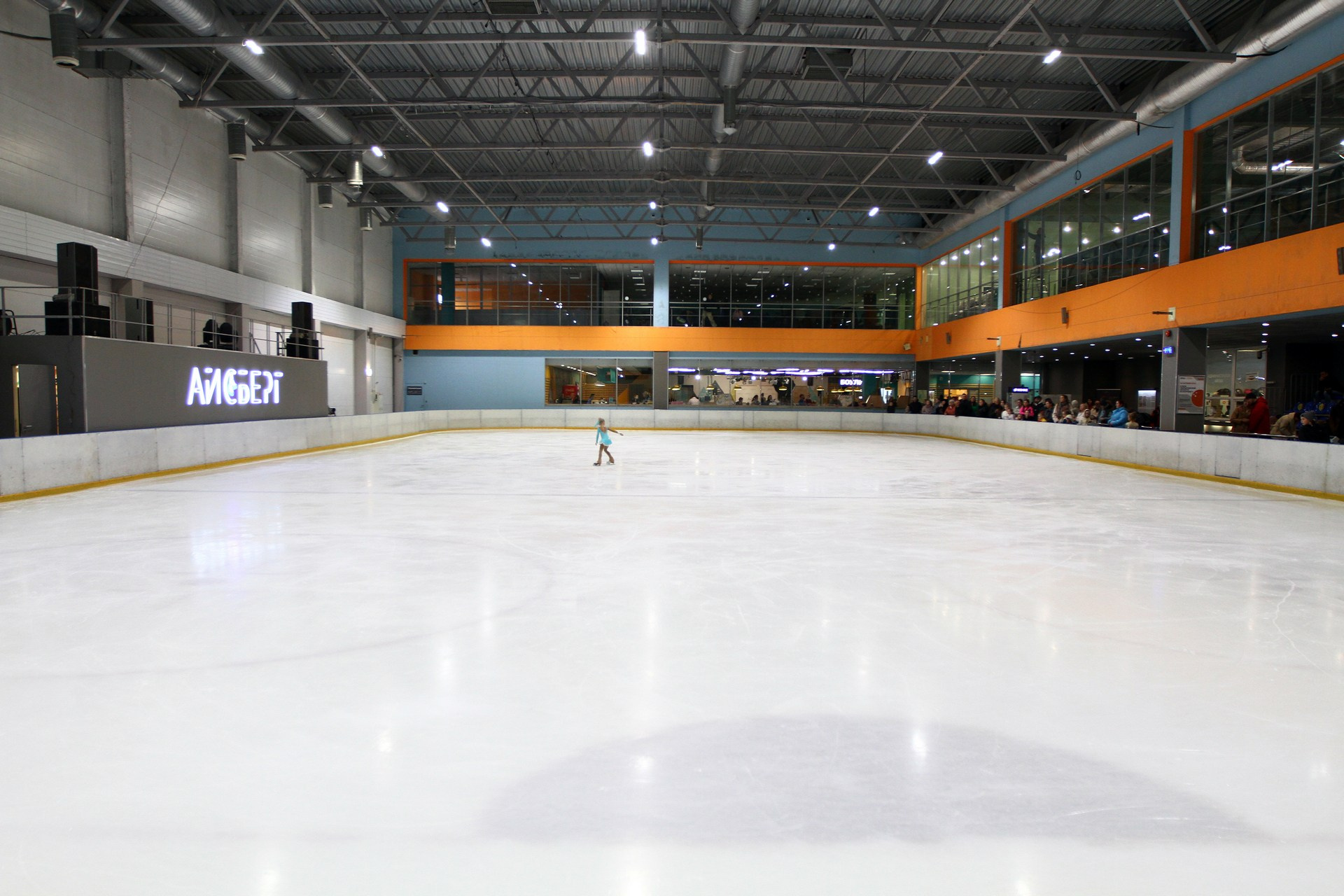 Каток в РЦ "Луна", г.Екатеринбург. На льду выступает участник IX Традиционных соревнований по фигурному катанию на коньках «Лунный конек»