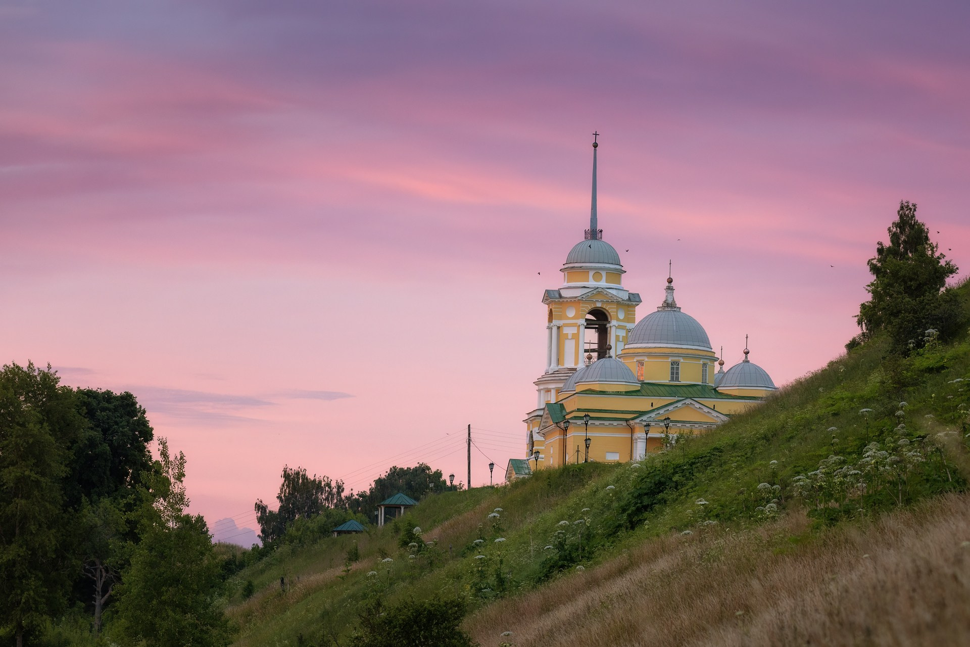 Красивый закат с видом на Кирилло-Белозерский монастырь