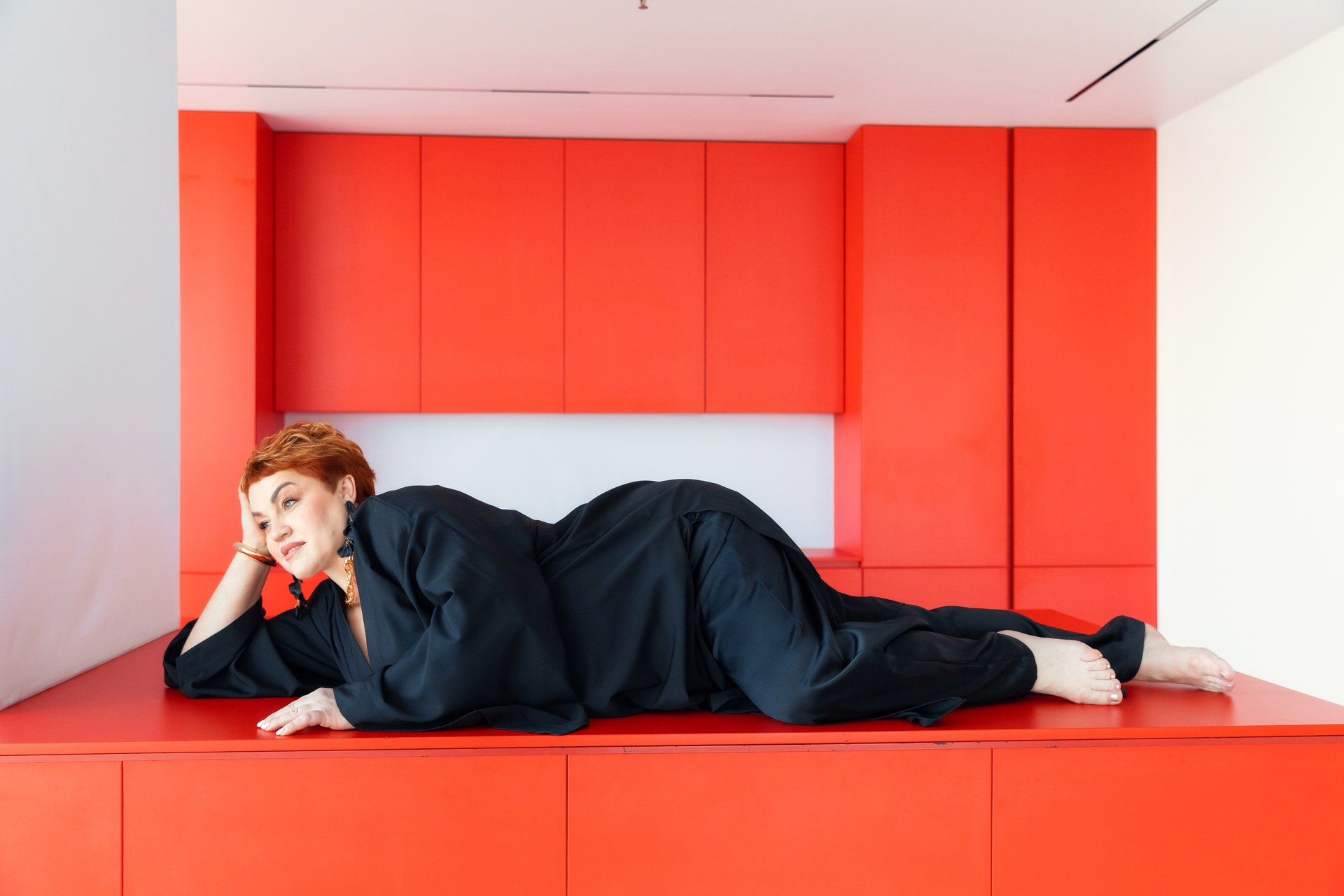 модель плюс сайз позирует лежа на столе, сексуальная поза для плюс сайз, Фотосессия в студии