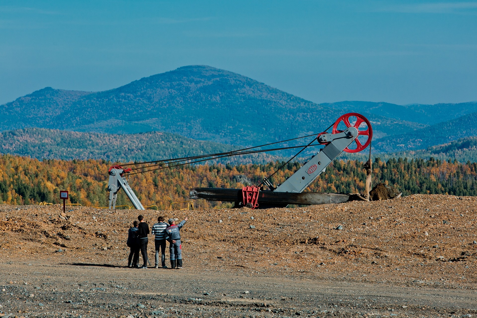 Профессиональная видеосъёмка производственного предприятия с использованием дрона и видеосвета. Видеосъёмка строительного объекта для отчётности и тендера — оператор LuxPixel на площадке с профессиональной камерой