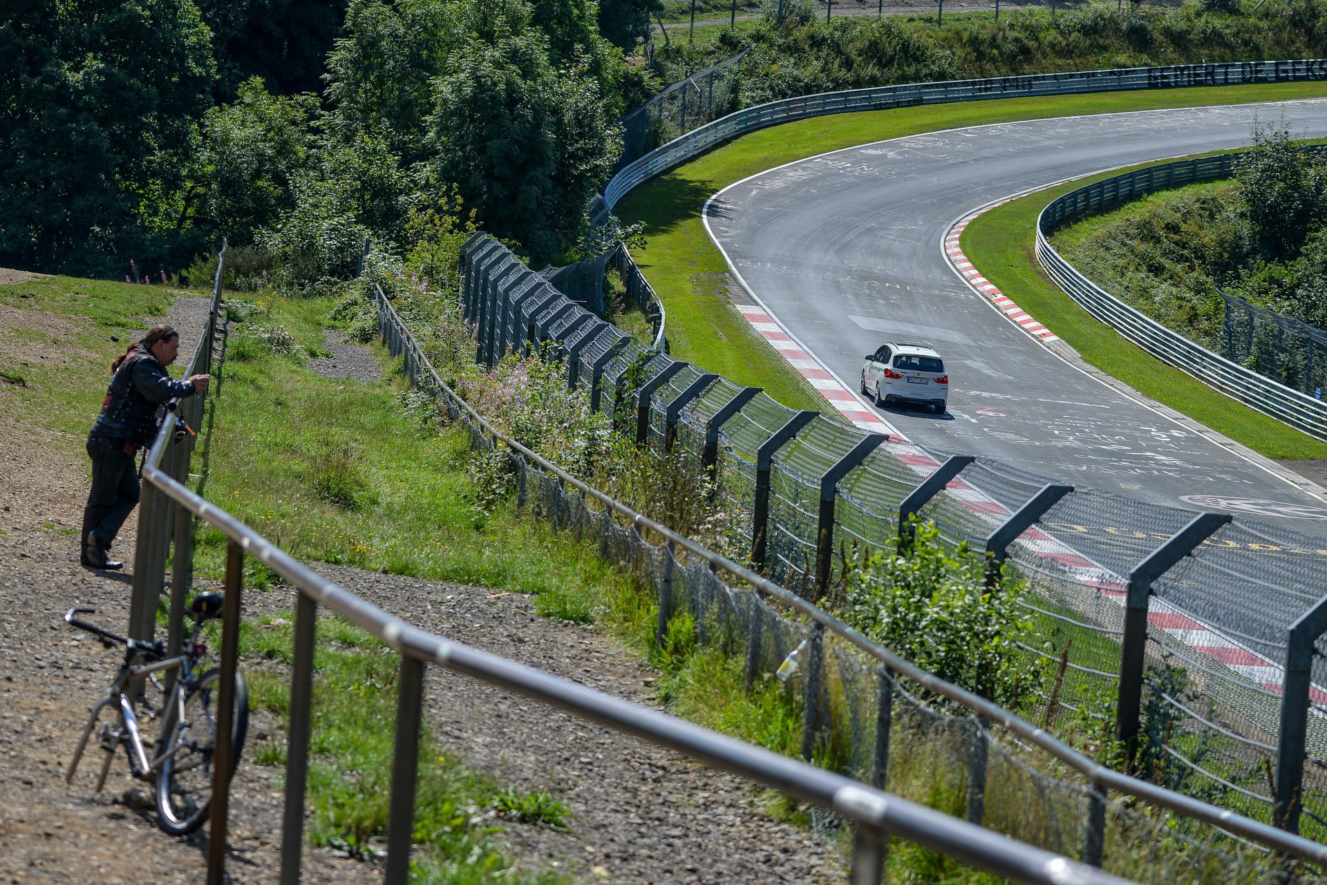 Nürburgring ( Нюрбургринг, в дальнейшем — просто Ринг ), без сомнения, является самой известной гоночной трассой в мире