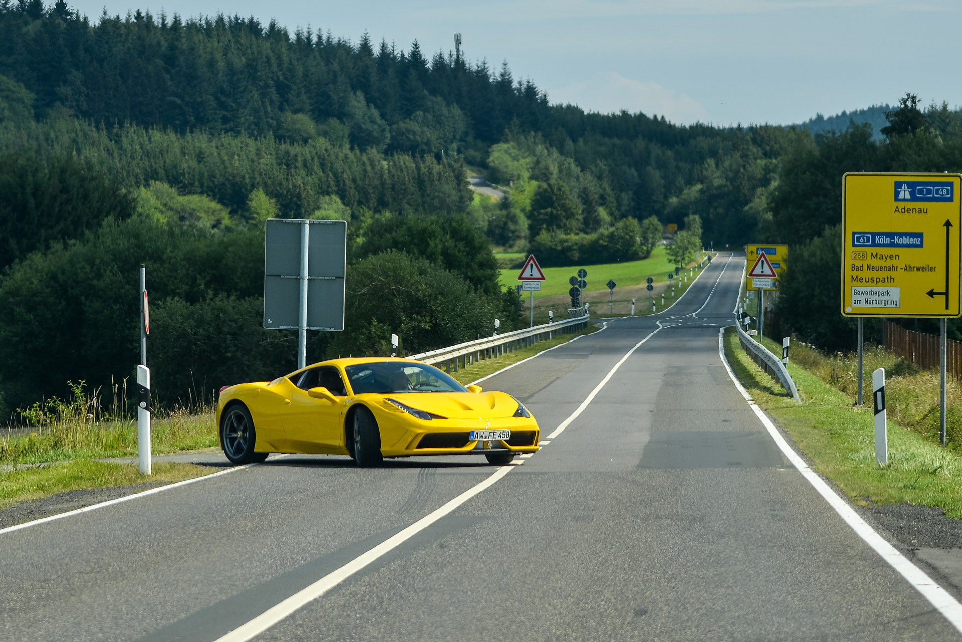 Nürburgring ( Нюрбургринг, в дальнейшем — просто Ринг ), без сомнения, является самой известной гоночной трассой в мире