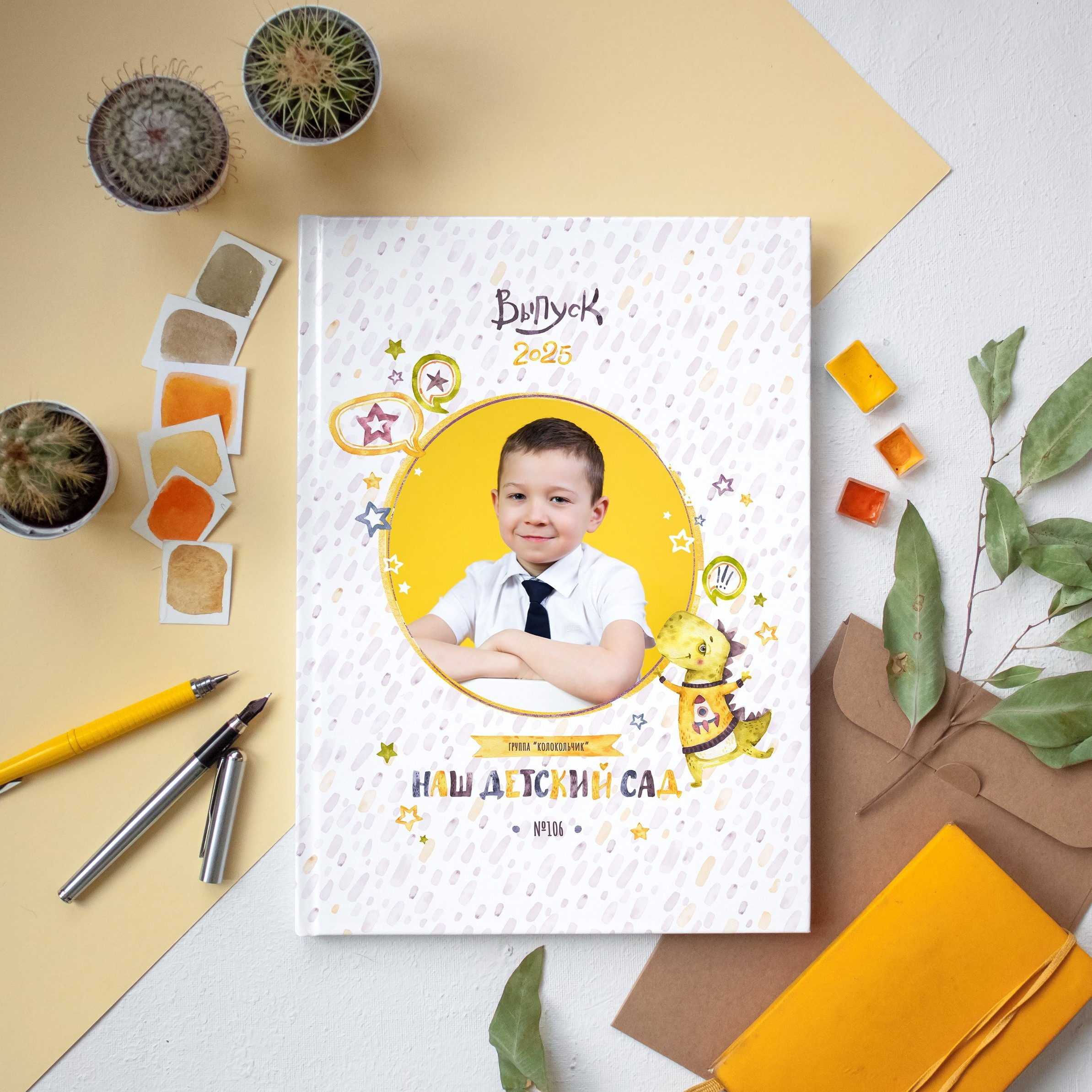 Мальчик на желтом фоне на обложке выпускного альбома