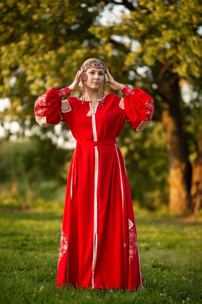 образ Живы — богини весны и жизни. фотосессия в русском стиле Нижний Новгород. славянский образ в красном платье. этническая фотосессия в лесу. красное платье с ручной вышивкой. славянская богиня любви и плодородия. традиционный костюм для славянского образа. фотосъёмка в стиле древней Руси. девушка с длинной косой в этническом костюме. женская энергия и связь с природой. обережная вышивка — славянская тематика. фотопроект в славянском стиле с образом Живы
