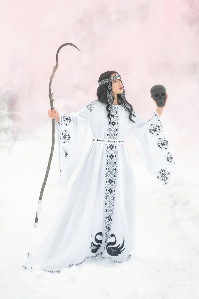 Фотосессиями в русском стиле в Нижнем Новгороде. Покупкой одежды в русском/славянском стиле. фотосессия в русском стиле Нижний Новгород. девушка в славянском костюме в лесу. образ богини в русском народном наряде. этно-фотосессия с кокошником и вышивкой. традиционный костюм для фотосессии. фотосессия с обережной вышивкой и льном. славянская богиня — обрядовая съёмка. съёмка на природе в русском стиле. фотопроект в стиле древней Руси. обрядовая фотосессия на Волге. русская мифология — фото в традиционном костюме. сказочная фотосессия в славянском образе. женский портрет в стиле Мары — богини зимы. этническая фотосессия в Нижнем Новгороде. фотосессия с живым огнём, льном и косой.
