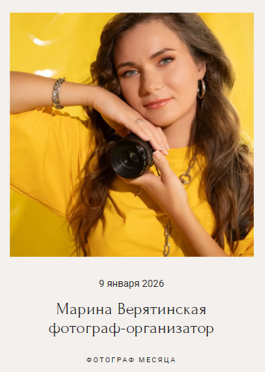 Девушка с длинными волнистыми волосами в жёлтой одежде держит фотоаппарат, позирует на ярком жёлтом фоне. Атмосфера позитивная.