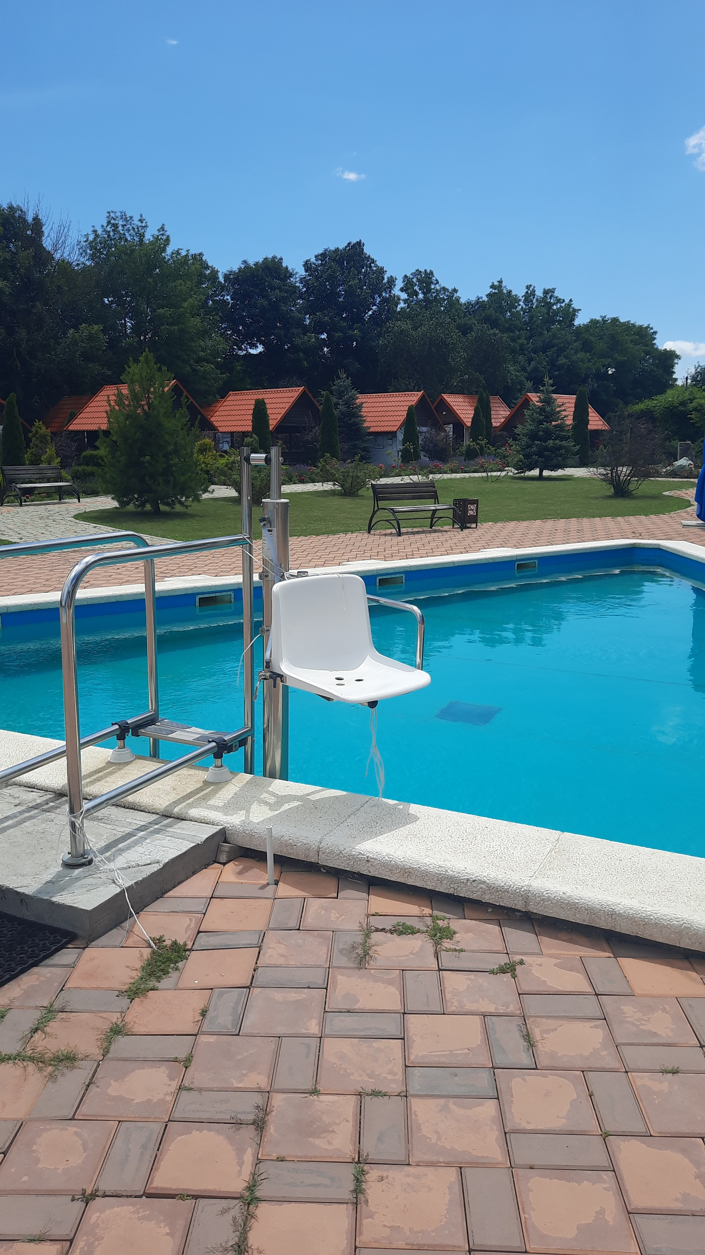 Спуск в чашу бассейна для колясочников