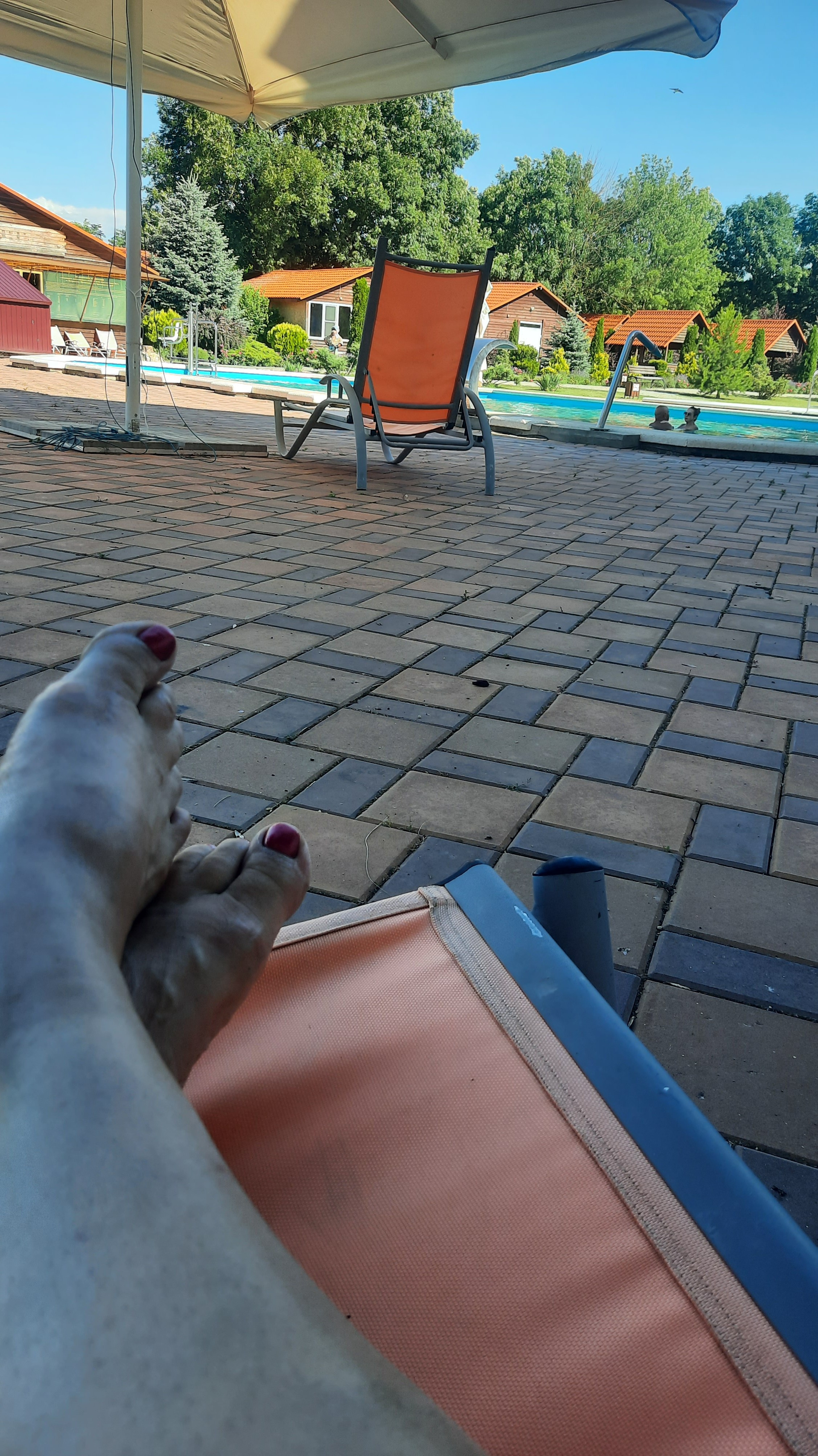 У бассейна в шезлонге термы Золотой ключик