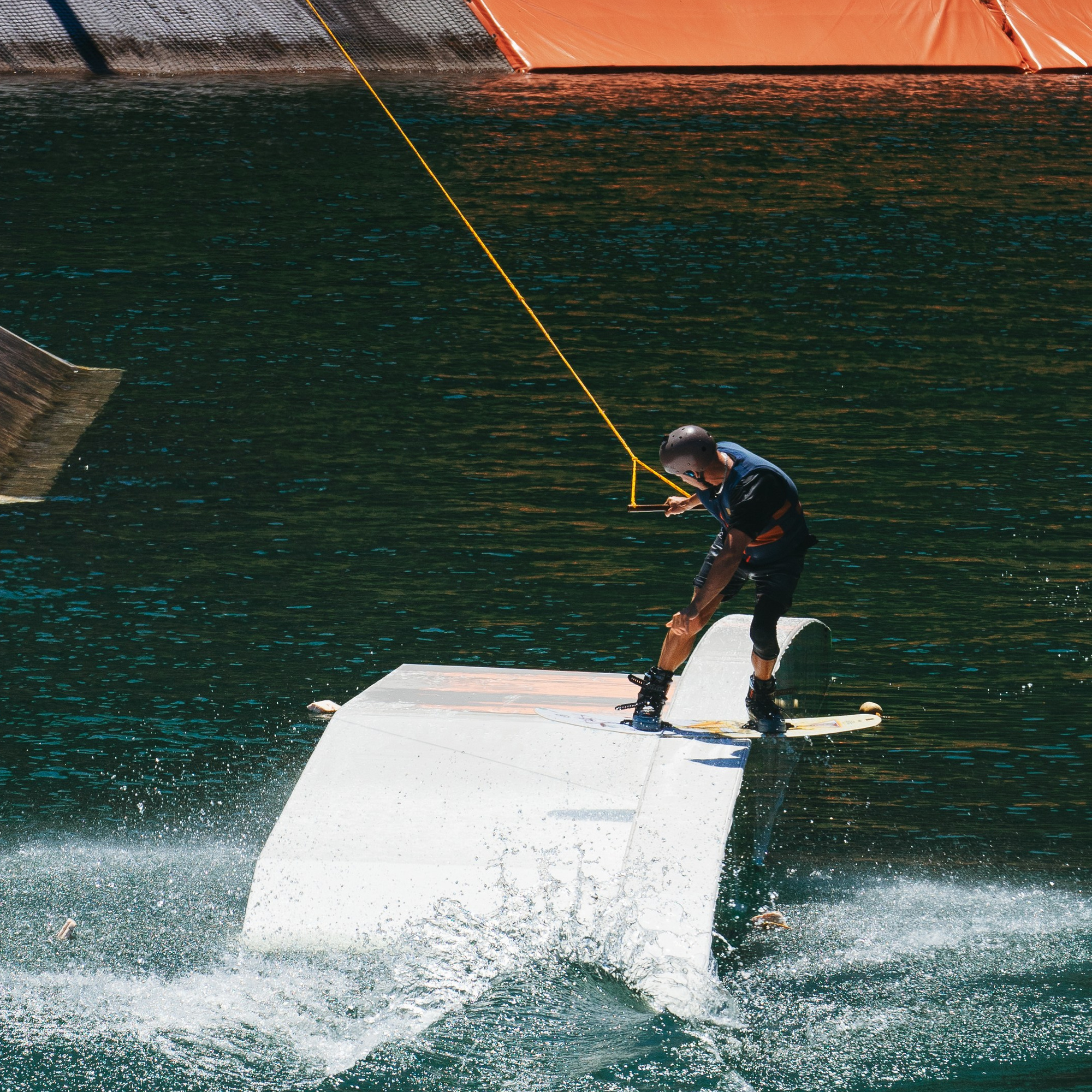 Вейкбордист делает трюк 