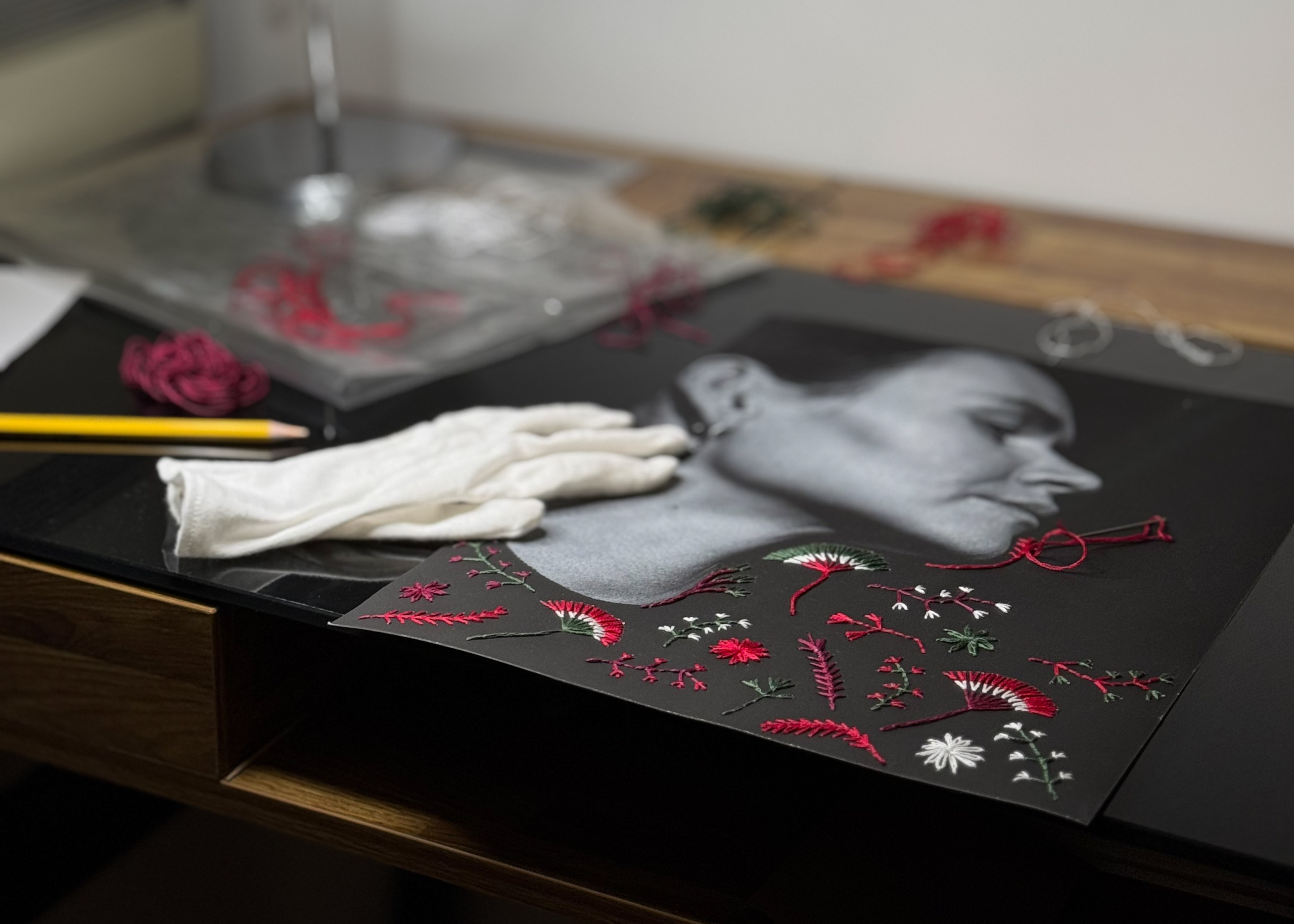 Artista visual y fotógrafa contemporánea en Santiago de Chile, especializada en proyectos artísticos, retratos y exploración de identidad