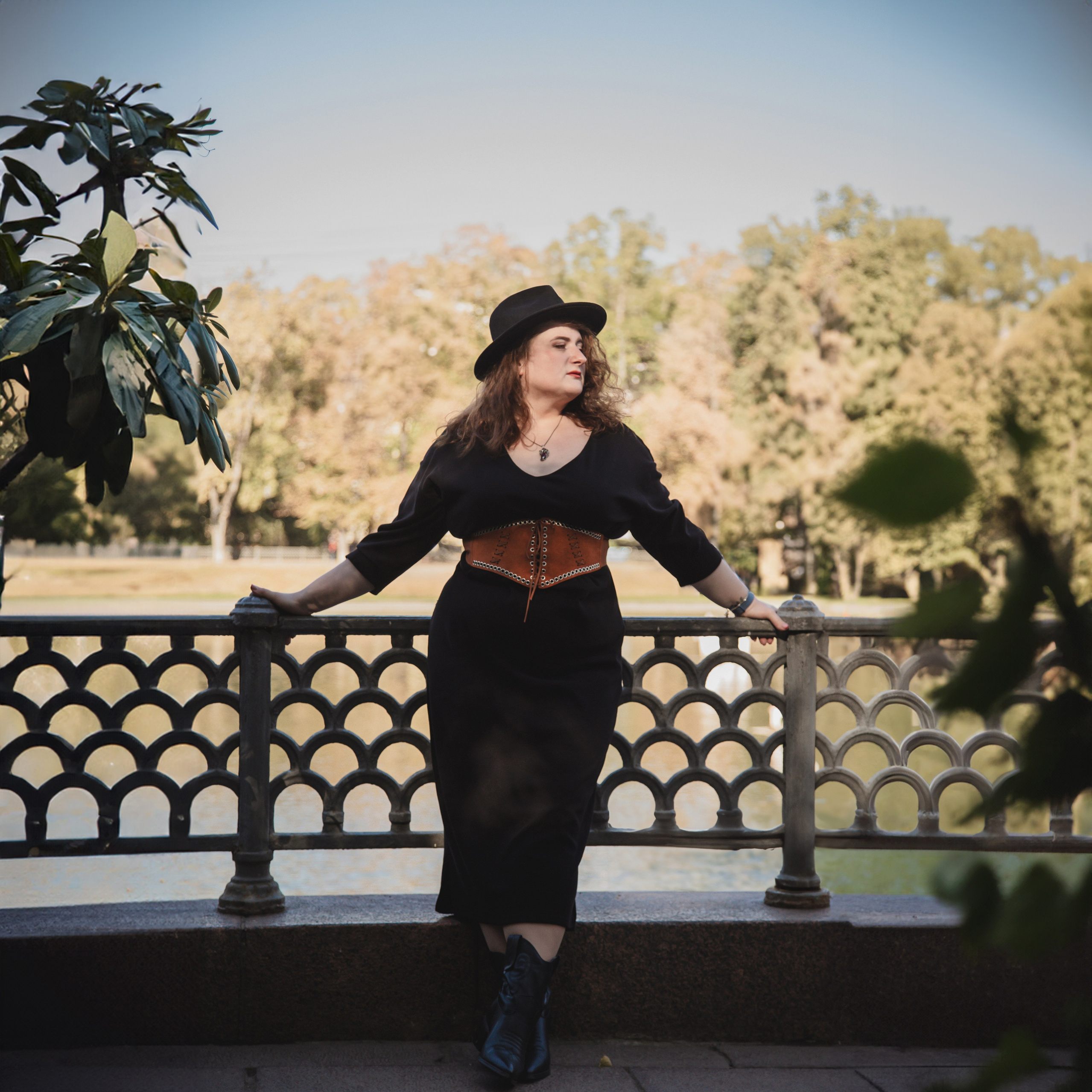 Брендовая фотосессия для эксперта — личный визуальный стиль, Как проходит бренд-съёмка — фотограф работает с клиентом в кадре, подбор локации, образа и реквизита для съёмки, Фотограф Rina Sphoto — бренд-съёмка в Москве для экспертов и специалистов