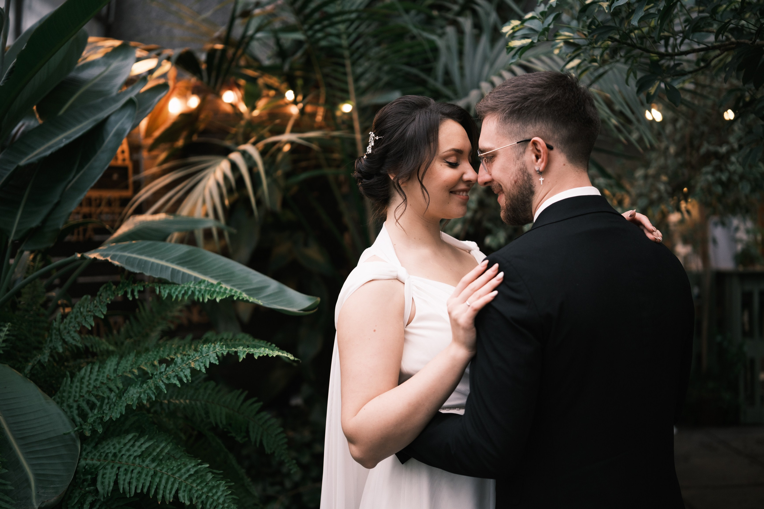Жених и невеста укрылись от зимних морозов в ботаническом саду