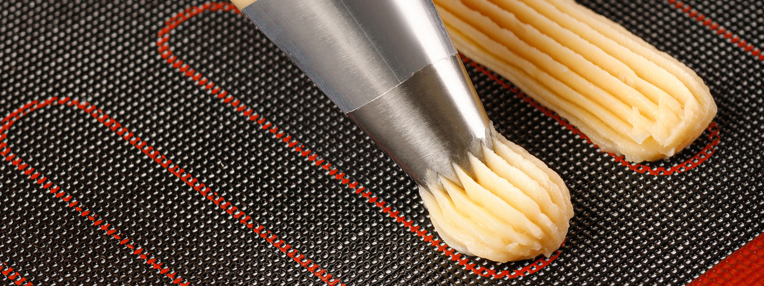 Отсадить заварное тесто на коврик