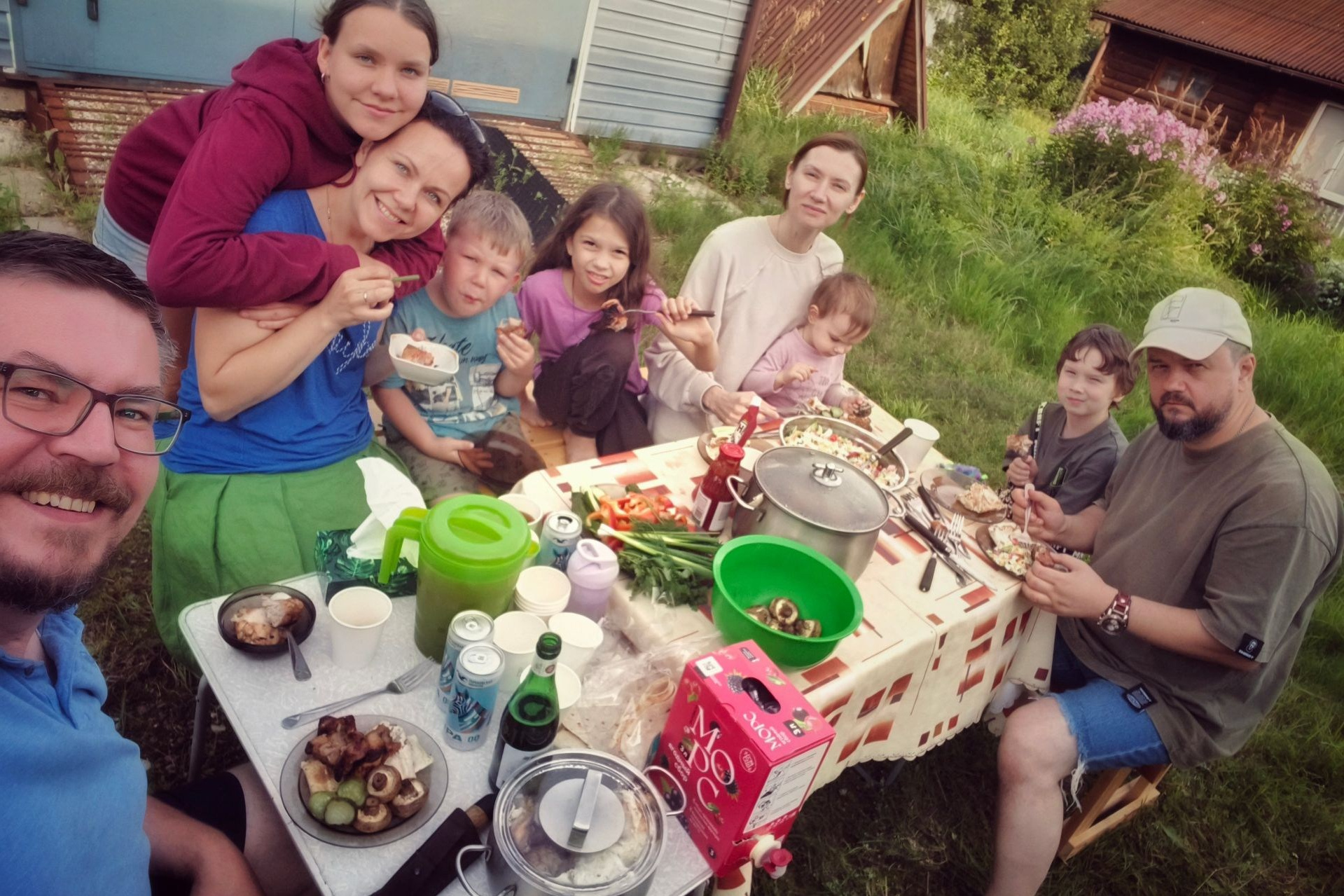 Семья с друзьями на пикнике: шашлыки, дети, улыбки и уютная атмосфера
