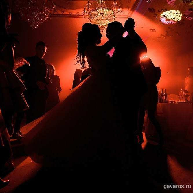 Свадебный танец молодоженов в красивом свете. Свадебный фотограф Сергей Гаварос. Свадебная фотосъемка в Москве
