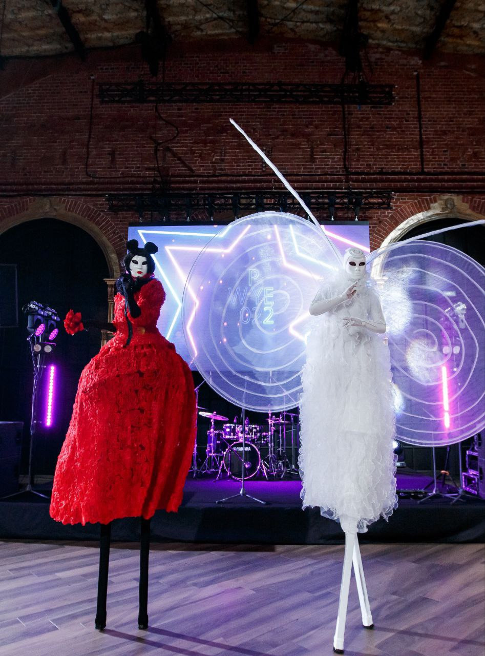 Ходулисты Мышка в красном и Бабочка в белом на раусе в LOFT HALL на Ленинской Слободе в Москве.
