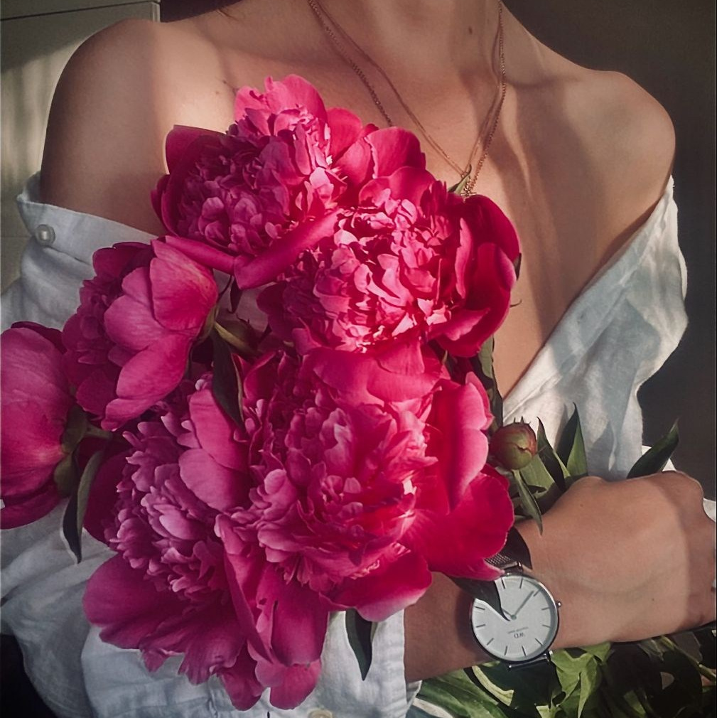 фотосессия с цветами на улице, фотосессия с голубым цветом, фотосессия в платье с цветами, фотосессия в ванной с цветами