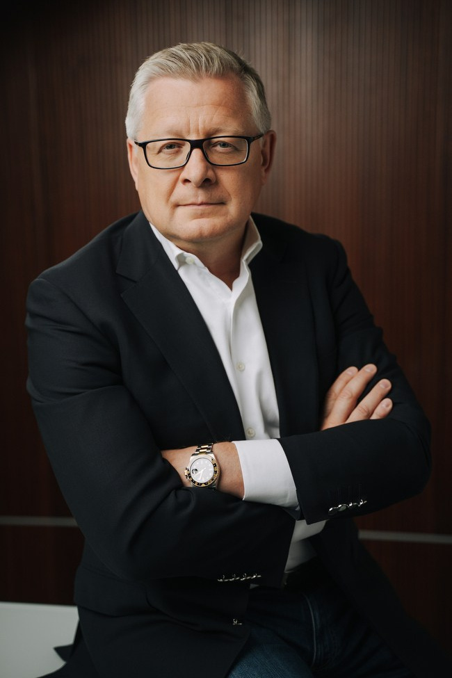 Бизнес-портрет топ-менеджера в офисе — съёмка руководителя на рабочем месте, Москва