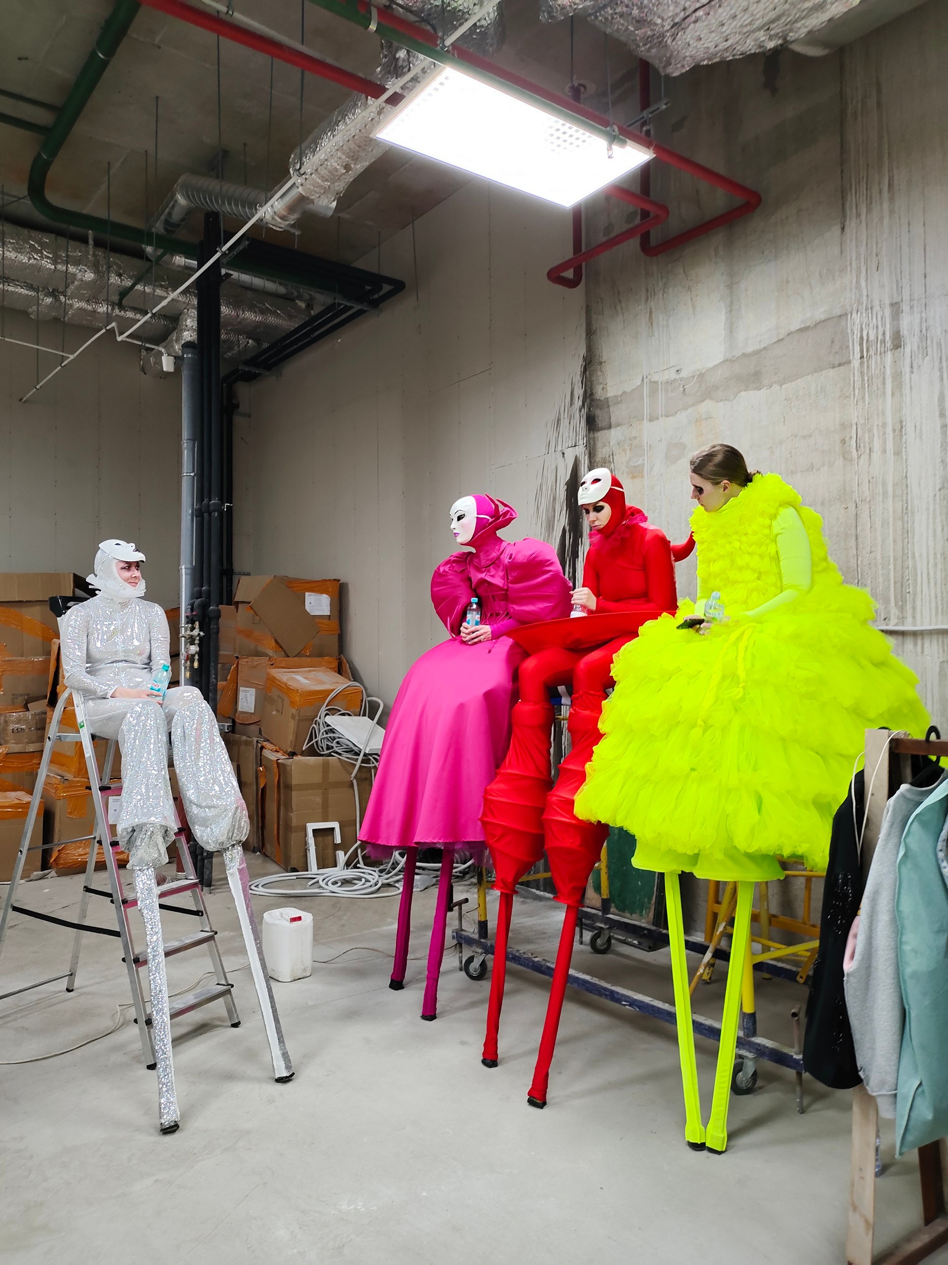 Гримёрка для ходулистов. Мимы и Ходулисты на встречу гостей. Москва