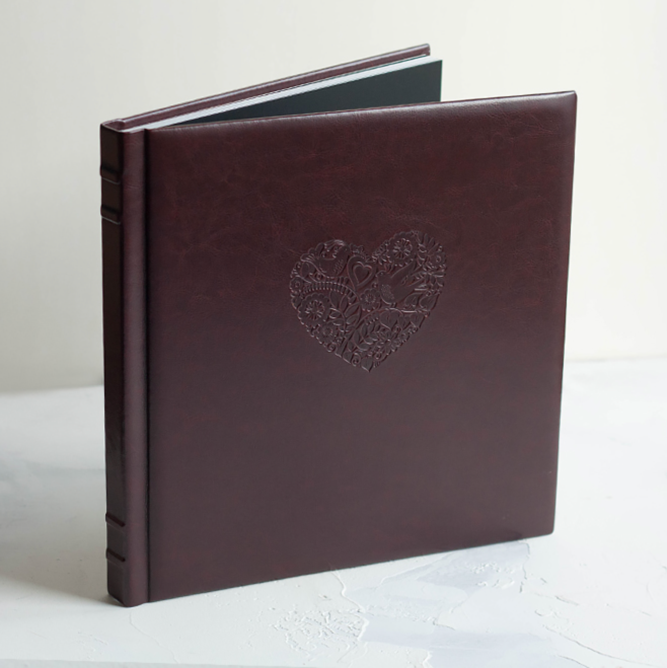 Кк, Тиснение, искуст.кожа, техн. Фотограф Ольга Молева