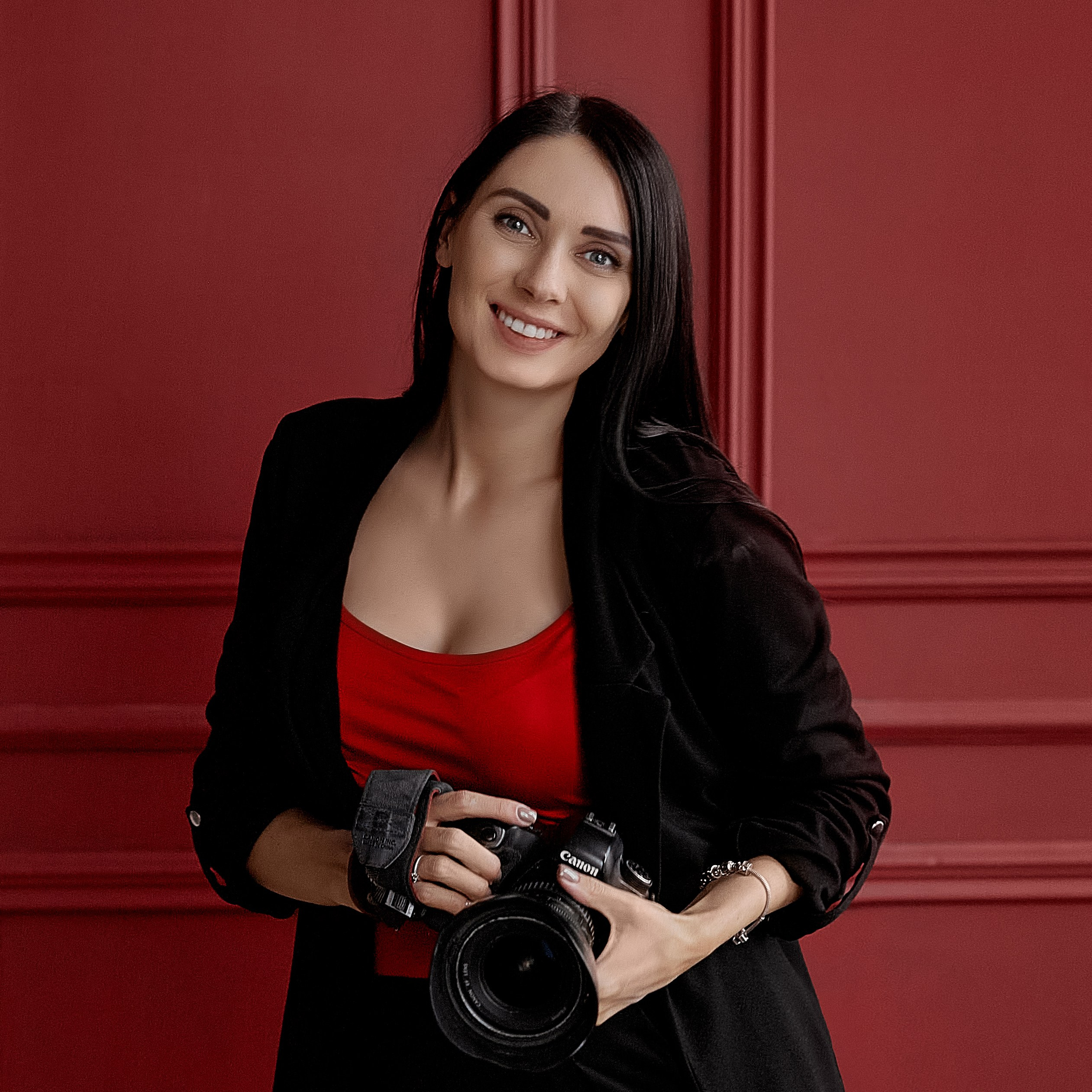 Анастасия Семёнова — профессиональный фотограф в г. Сочи. Снимаю Контент и Портретные фотосессии. Обучаю, провожу консультации, веду наставничество. На сайте visualsochi.ru можно ознакомиться с моим портфолио, и узнать подробнее о моих услугах