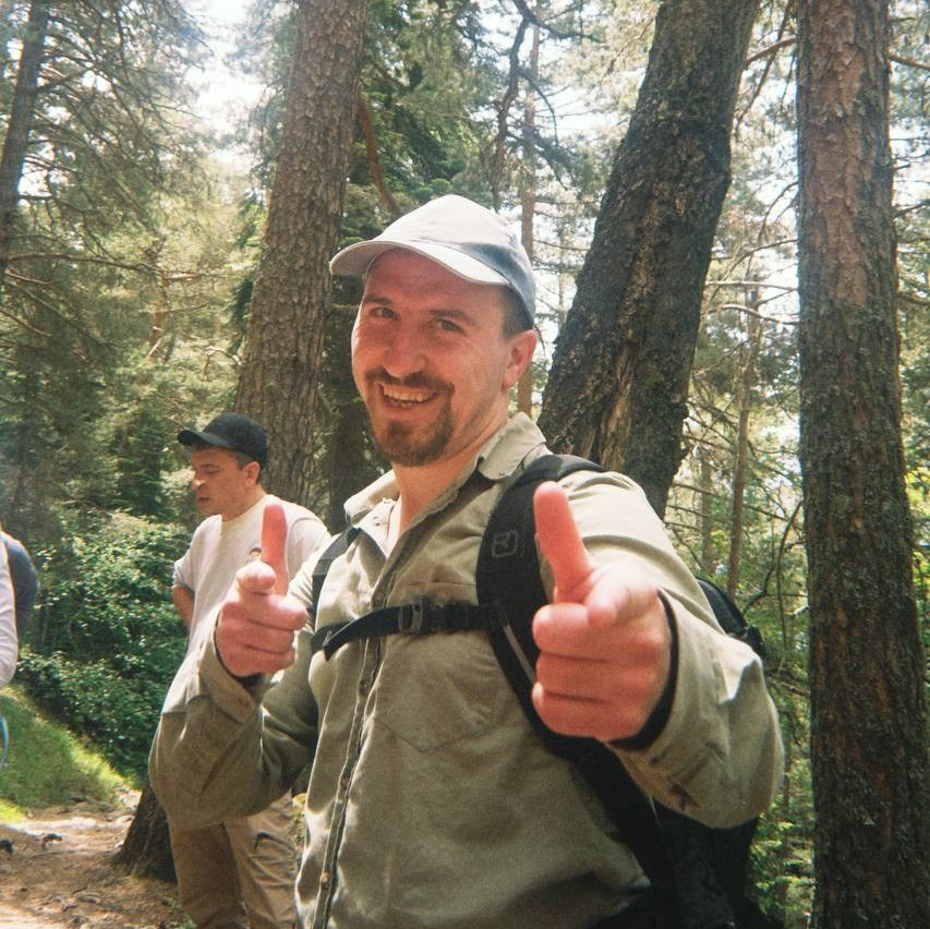 Дмитрий Стоянов, горный гид, проводник в творческом лагере для взрослых в Архызе вайлдарткэмп