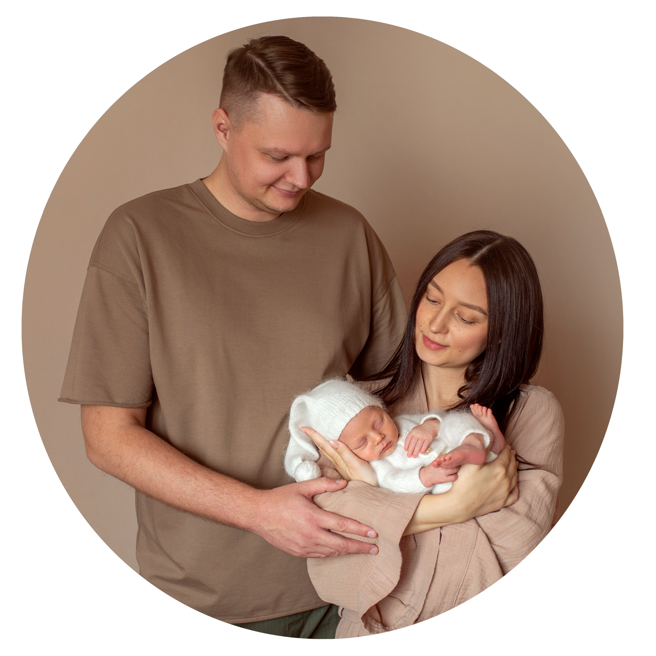 Семейная фотосессия с новорождённым у фотографа новорождённых и беременных в Екатеринбурге.