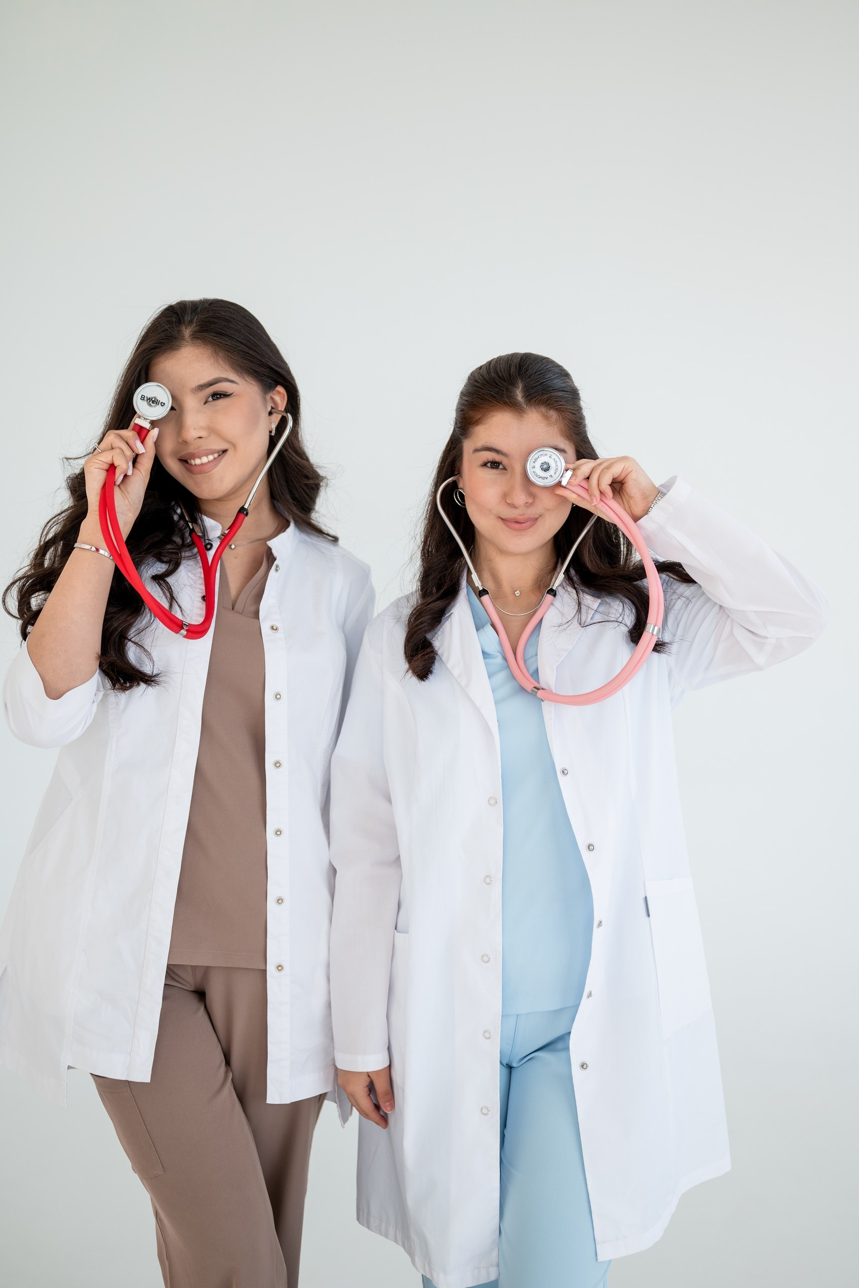 Выпускная фотосессия студента в Волгограде — академическая мантия. Фото выпускника у университета в Волгограде.Индивидуальная выпускная съёмка после окончания ВУЗа. Фотосессия выпускника с аттестатом и мантий. Групповая выпускная фотосессия студентов в Волгограде.