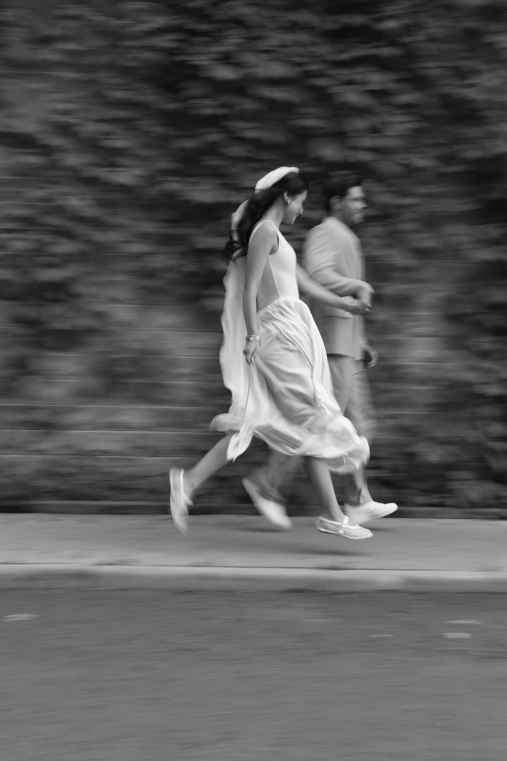 Пара в комфортной обуви на свадебной прогулке