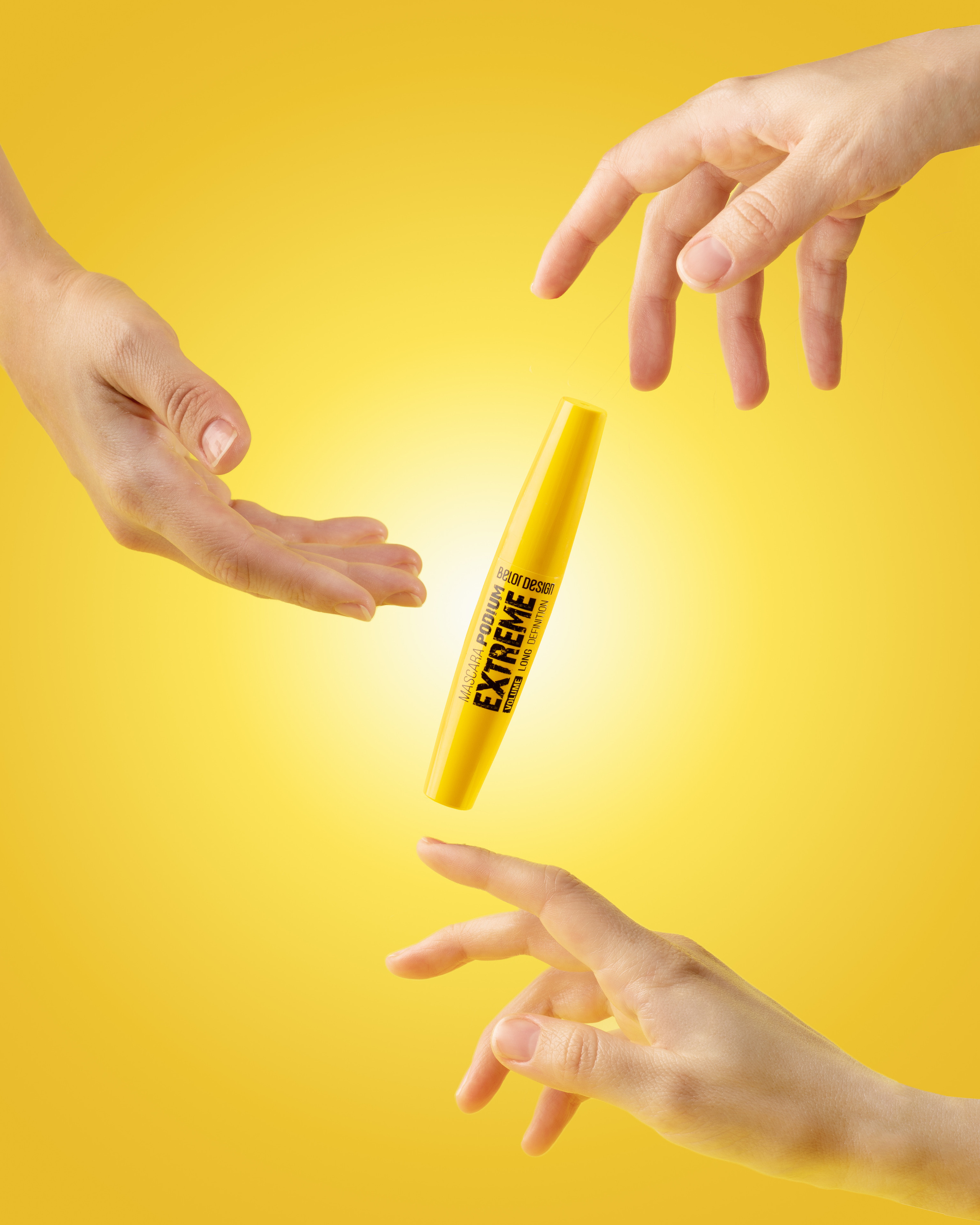 Съемка со спецэффектами - дым, пламя, брызги, пар, духи на фоне заката на скале. Творческий кадр.