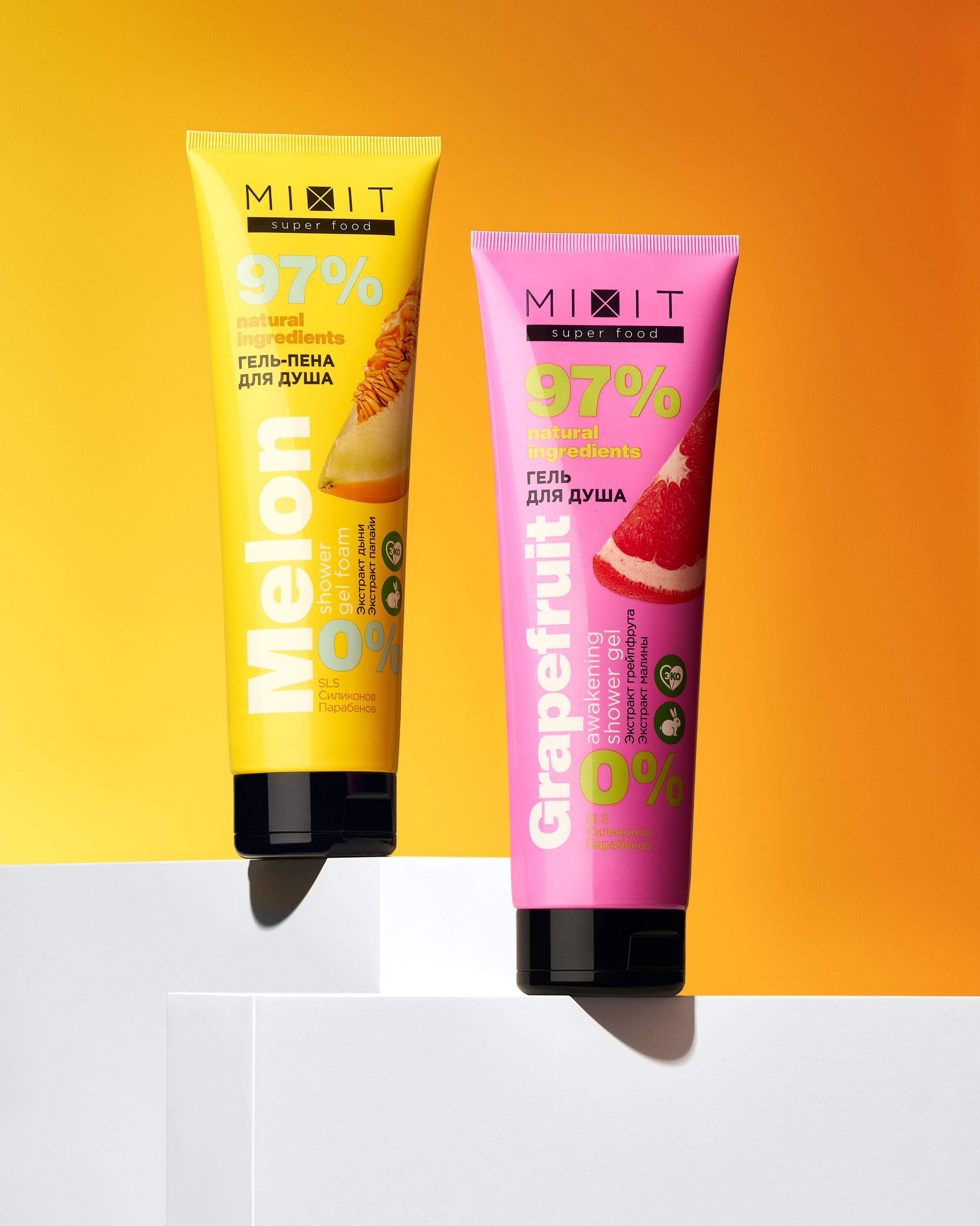 Два тюбика с гелем для душа стоят на подиумах