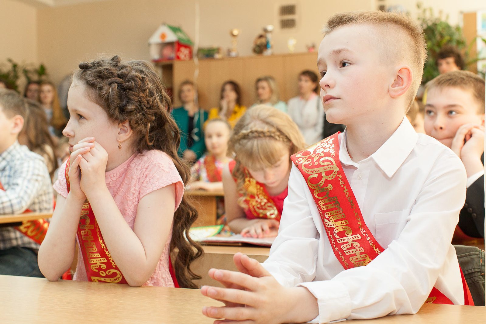 выпускники 4 класса с лентами красными за партами