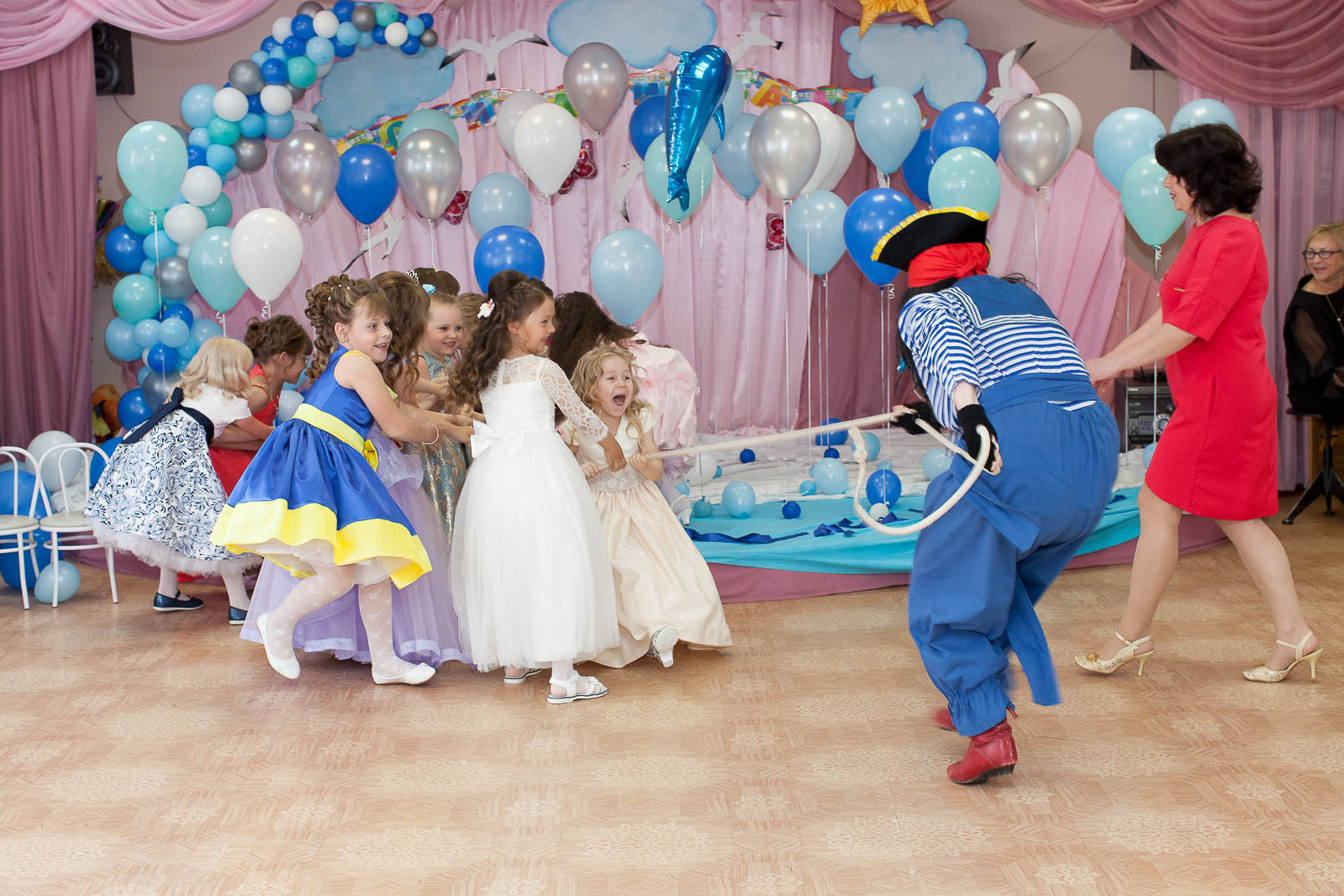 выпускной утренник. Эпизод игры с пиратом и женщина в красном платье