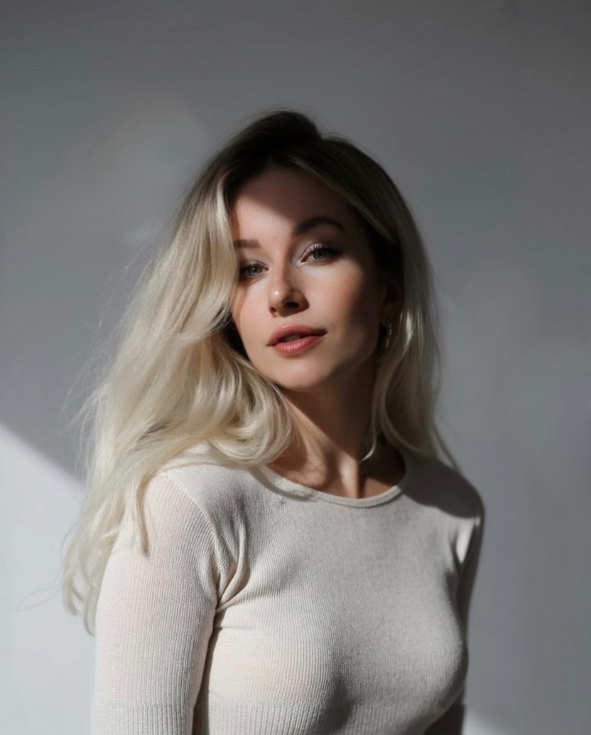 Портрет девушки с красивым светом- портретная съемка в профессиональной студии