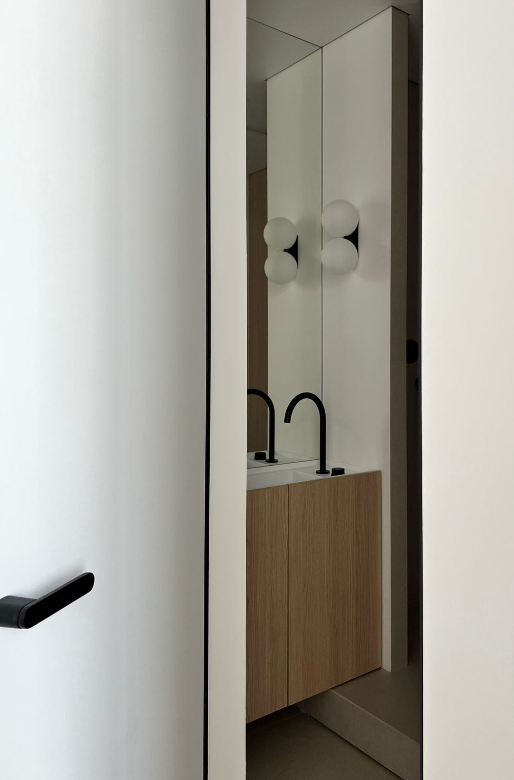 ЖК Парк столиц. Дизайн студия, занимаемся разработкой Дизайн проектов, реализацией проектов под ключ. Мы находимся в городе Екатеринбург. Зовут Рената