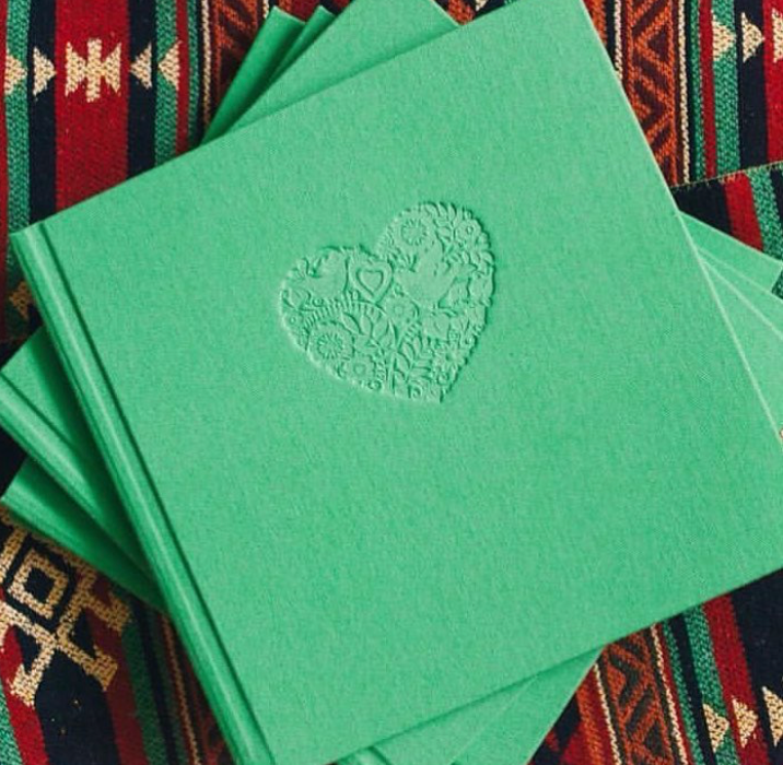 Пг, Обложка с тиснением, техн. Фотограф Ольга Молева