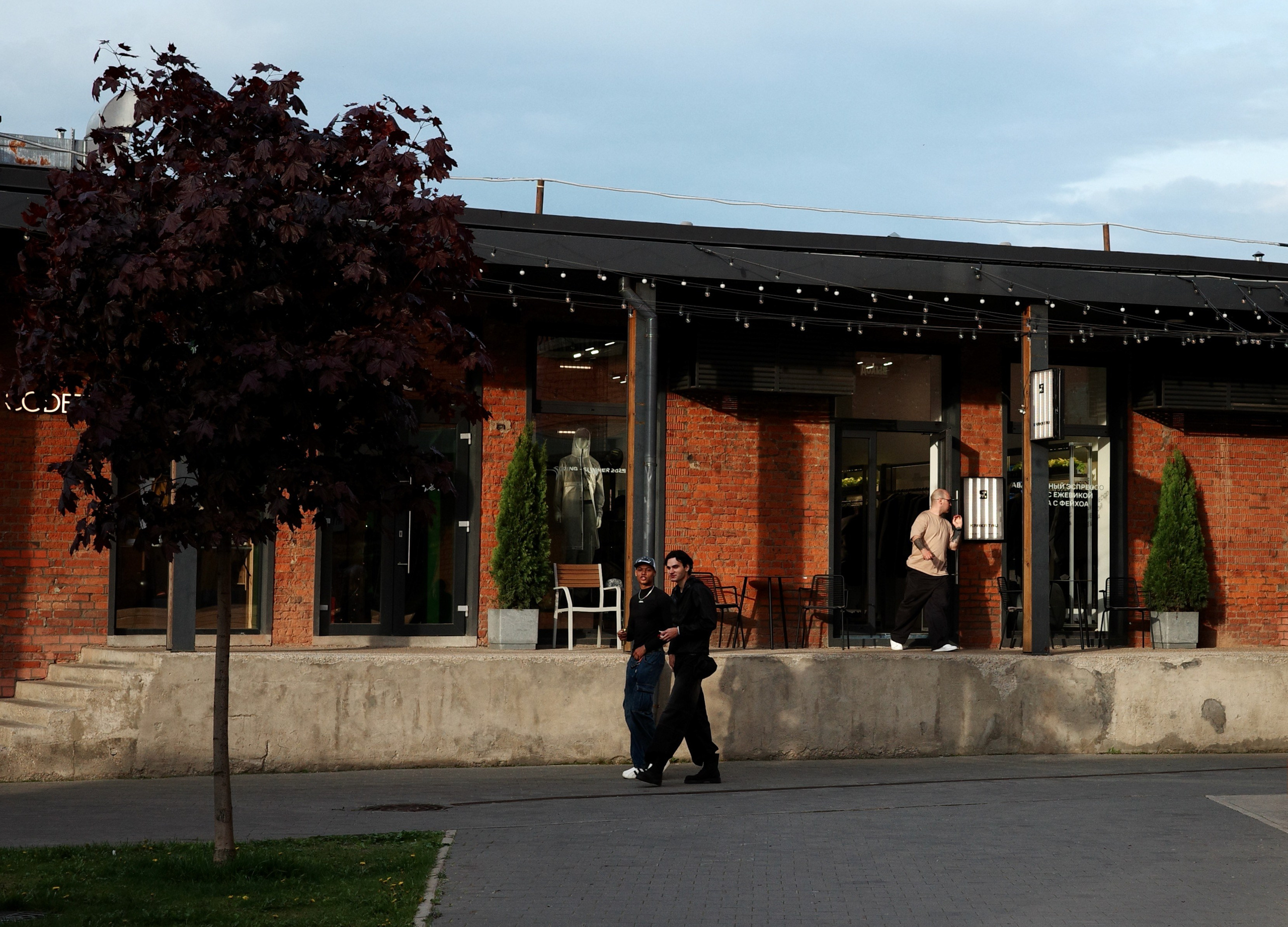 Фотопрогулка по Дизайн-заводу (бывш. «Flacon») и арт-пространству «Хлебозавод» на Дмитровской. Проект «Фотокладовка»: блог уличной фотографии в формате street photo