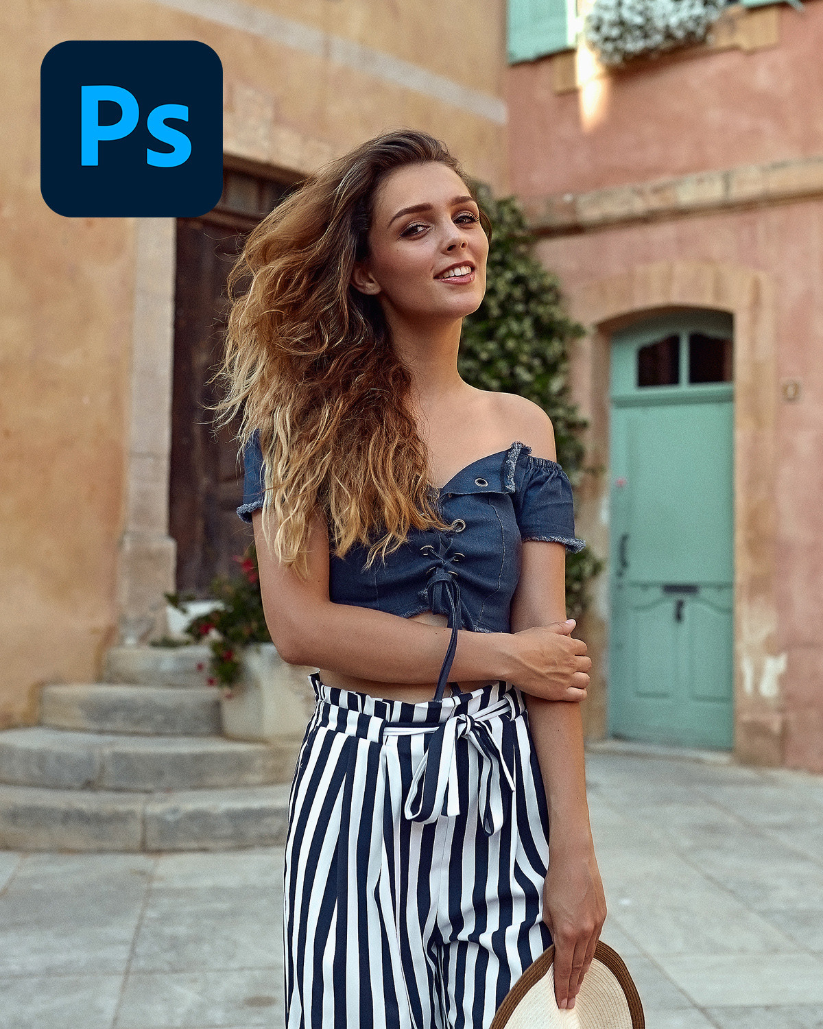 Кудрявая девушка держит шляпку в руке.